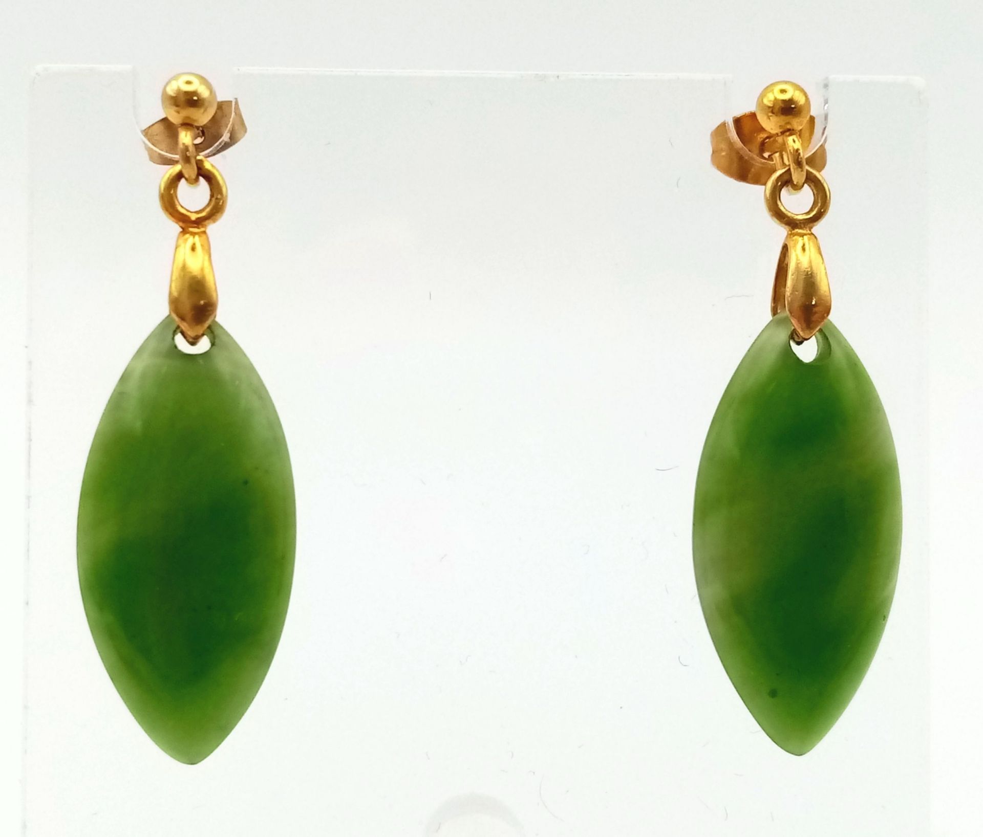 A Pair of 9K Yellow Gold Jade Leaf Shaped Earrings. 4.3g - Bild 2 aus 4