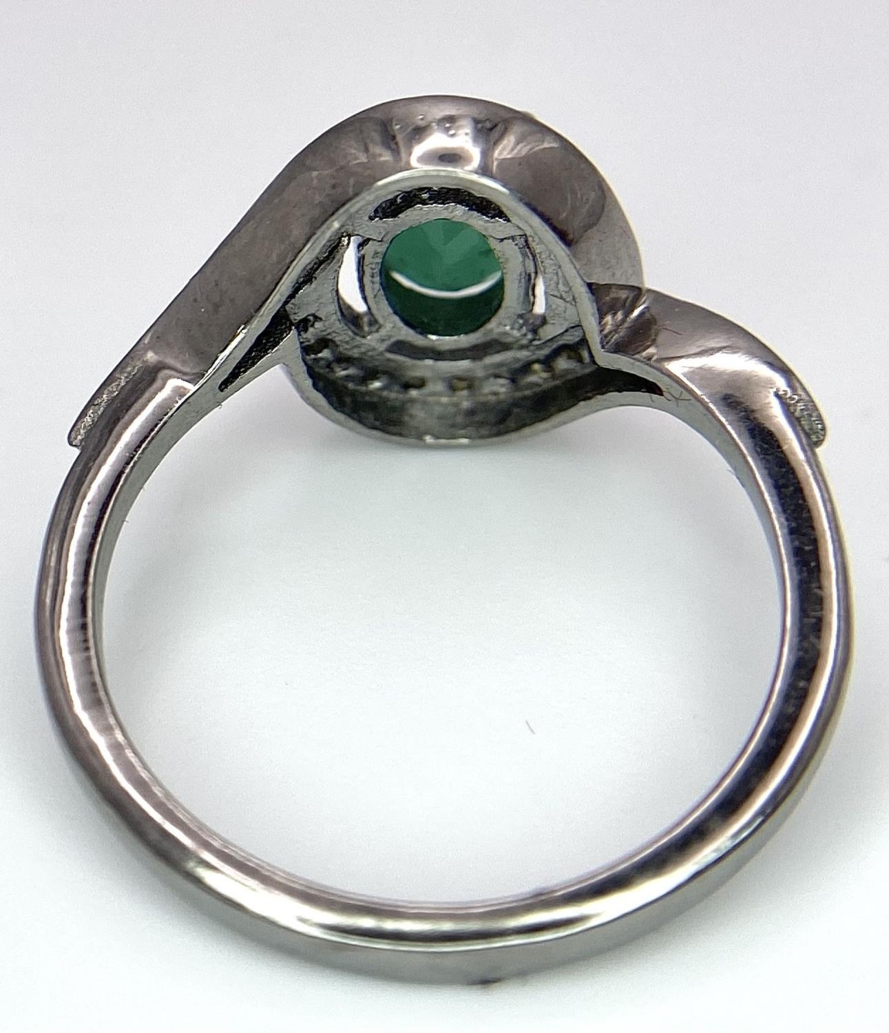 An Emerald Ring with a Rose Cut Diamond Surround. Set in 925 Sterling silver. Emerald - 0.70ct. - Bild 3 aus 7