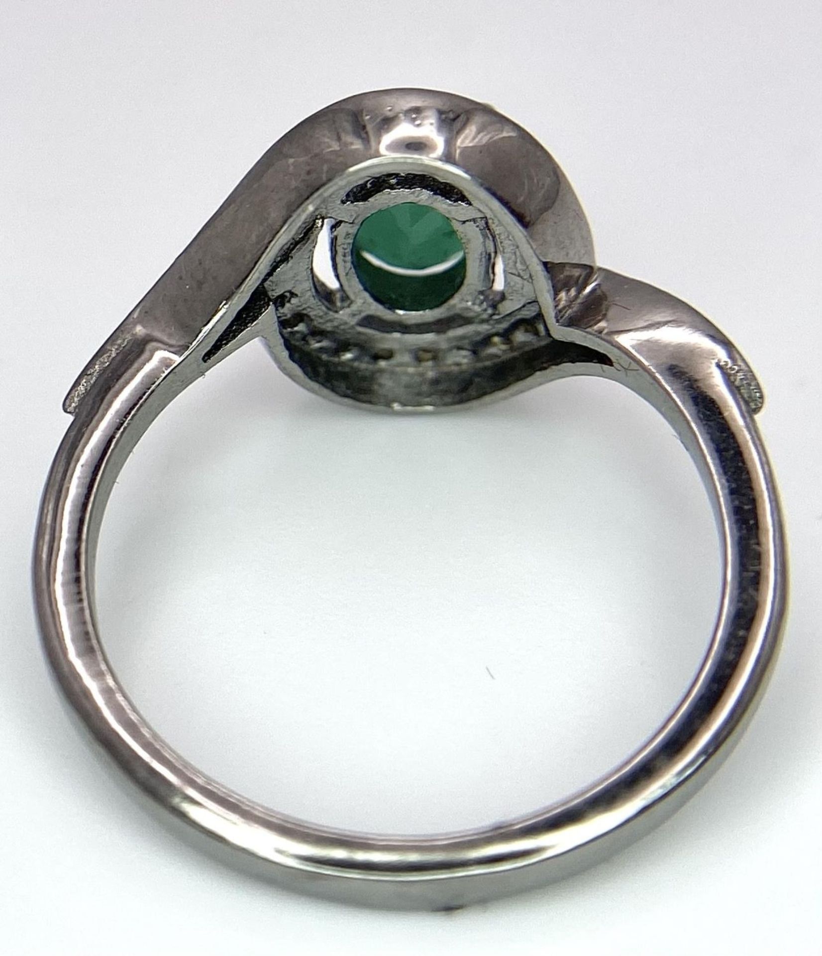 An Emerald Ring with a Rose Cut Diamond Surround. Set in 925 Sterling silver. Emerald - 0.70ct. - Image 3 of 7