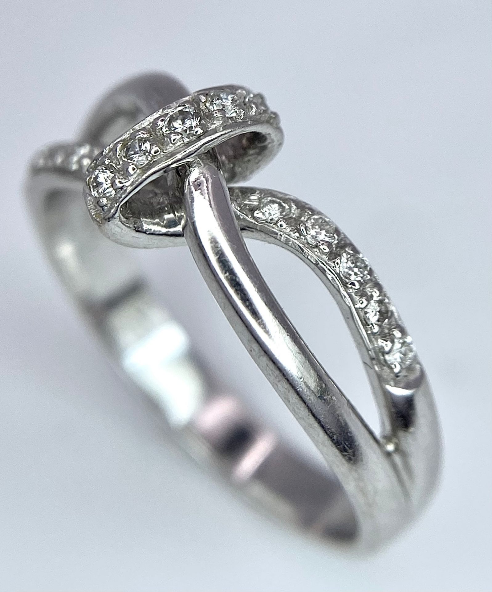 A 18K WHITE GOLD FANCY DIAMOND SET KNOT RING 3.8G SIZE N BL 9006 - Image 3 of 7