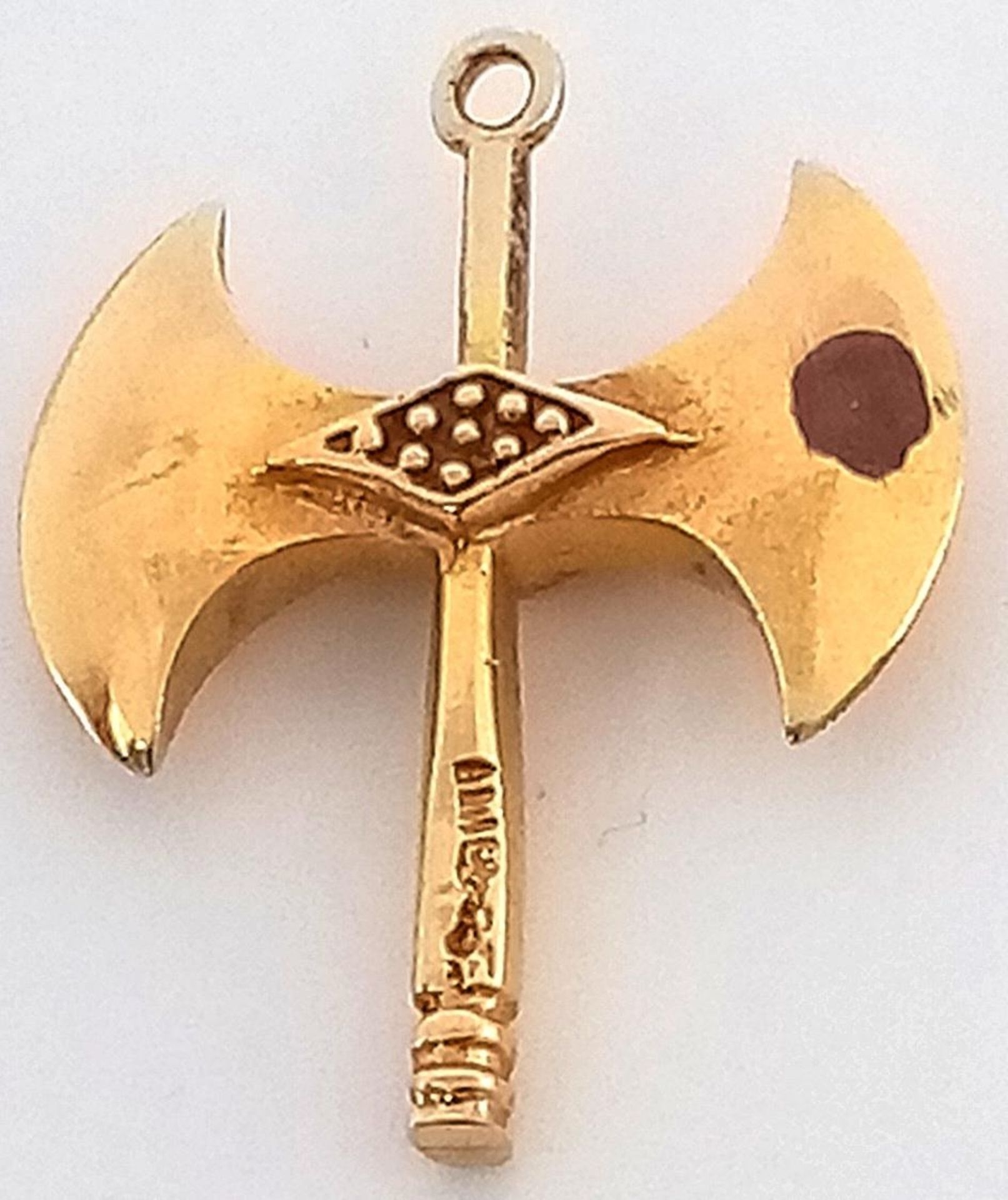 A 14K (TESTED) YELLOW GOLD VIKING DOUBLE AXE CHARM. 22m length, 2.2g weight. Ref: SC 9034 - Bild 2 aus 4