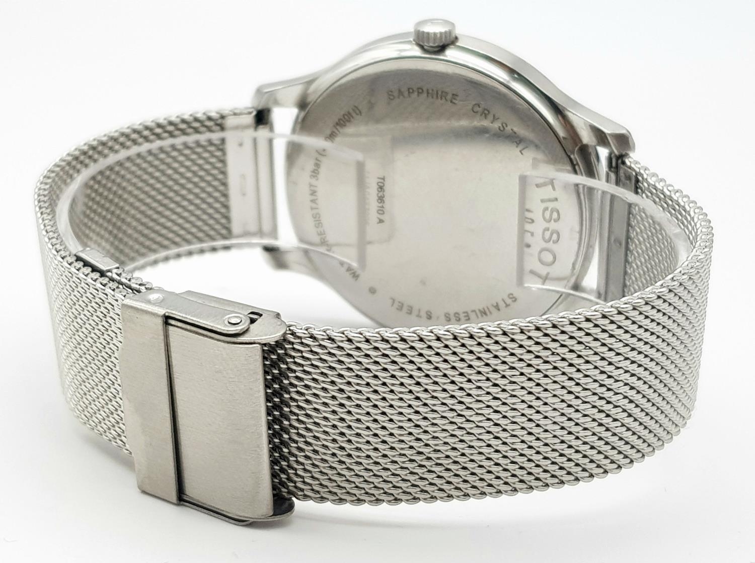 A Large Tissot Quartz Gents Watch. Stainless steel bracelet and case - 42mm. White dial with date - Image 5 of 6