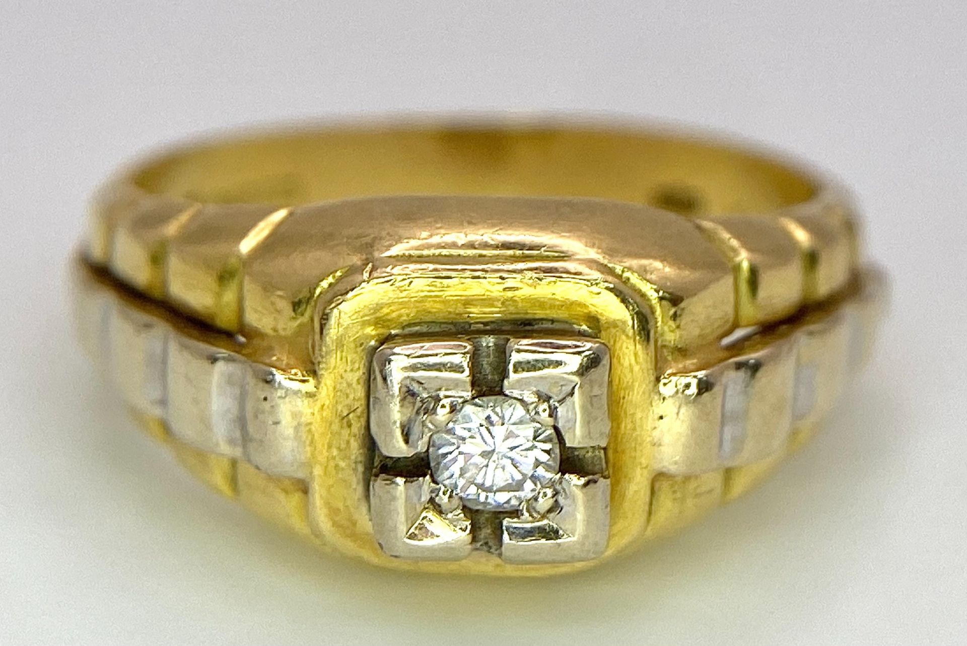 AN 18K TWO COLOUR ROLEX STYLE DIAMOND RING. 6.8G. SIZE P. - Image 2 of 10