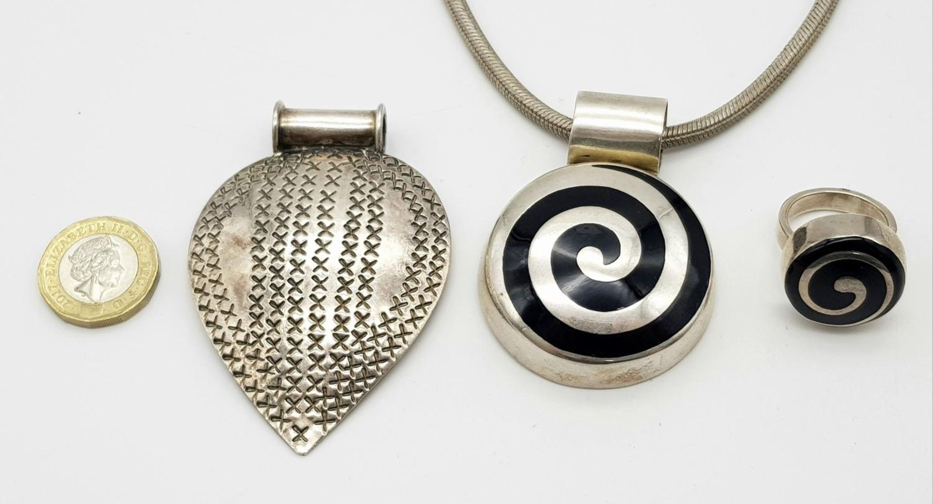 A Mexican silver bundle: Large pendant on 18" chain (pendant: 7cm x 5cm), plus silver and enamel - Bild 3 aus 5