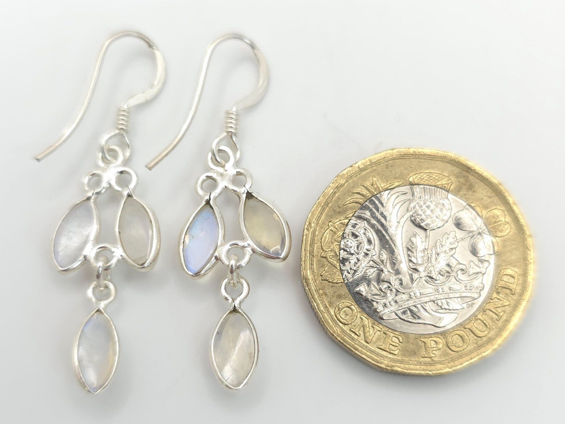 A Pair of Sterling Silver Lavaliere Design Oval Cut Moonstone Earrings. 4cm Length. Each Set with - Bild 4 aus 5