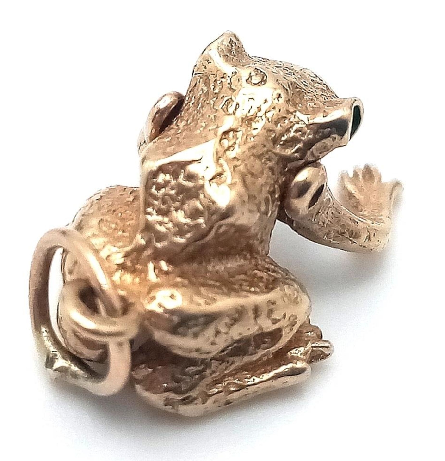 A 9K YELLOW GOLD FROG CHARM WITH GREEN EYES AND MOVING FROG LEGS AND MOUTH. 19mm length, 2.6g - Bild 3 aus 4