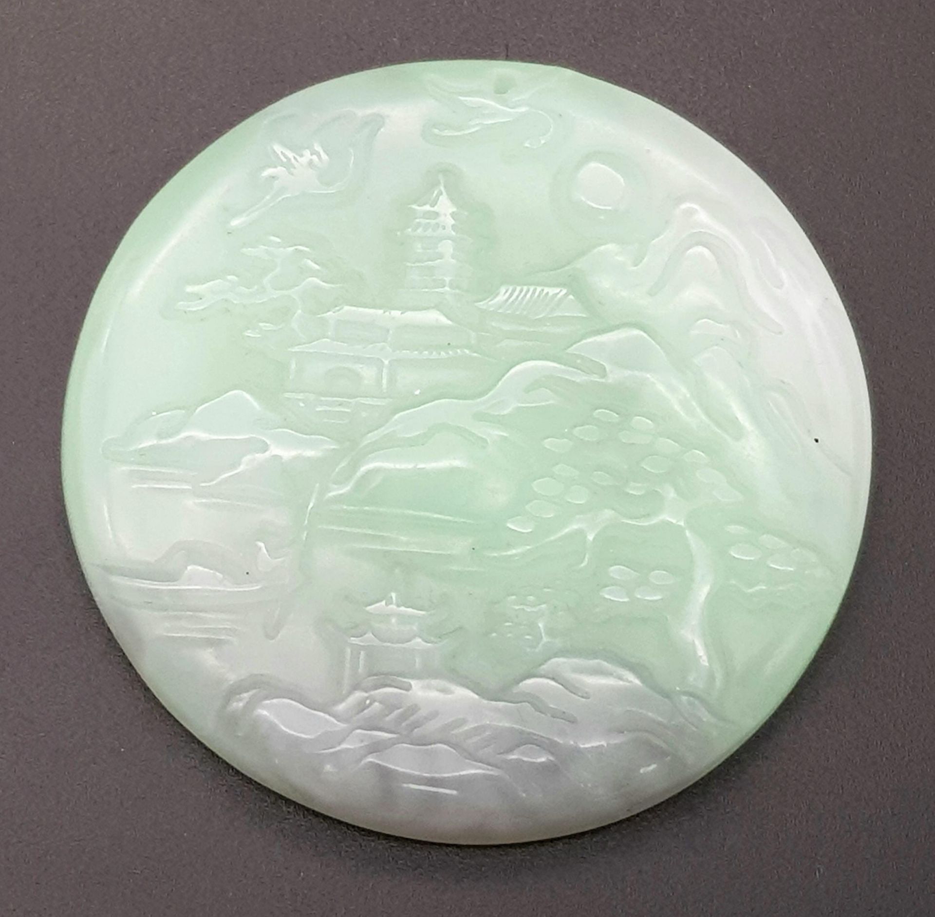 A Chinese Pale Green and White Jade Circular Pendant with Village Decoration. 5cm diameter. - Bild 2 aus 3