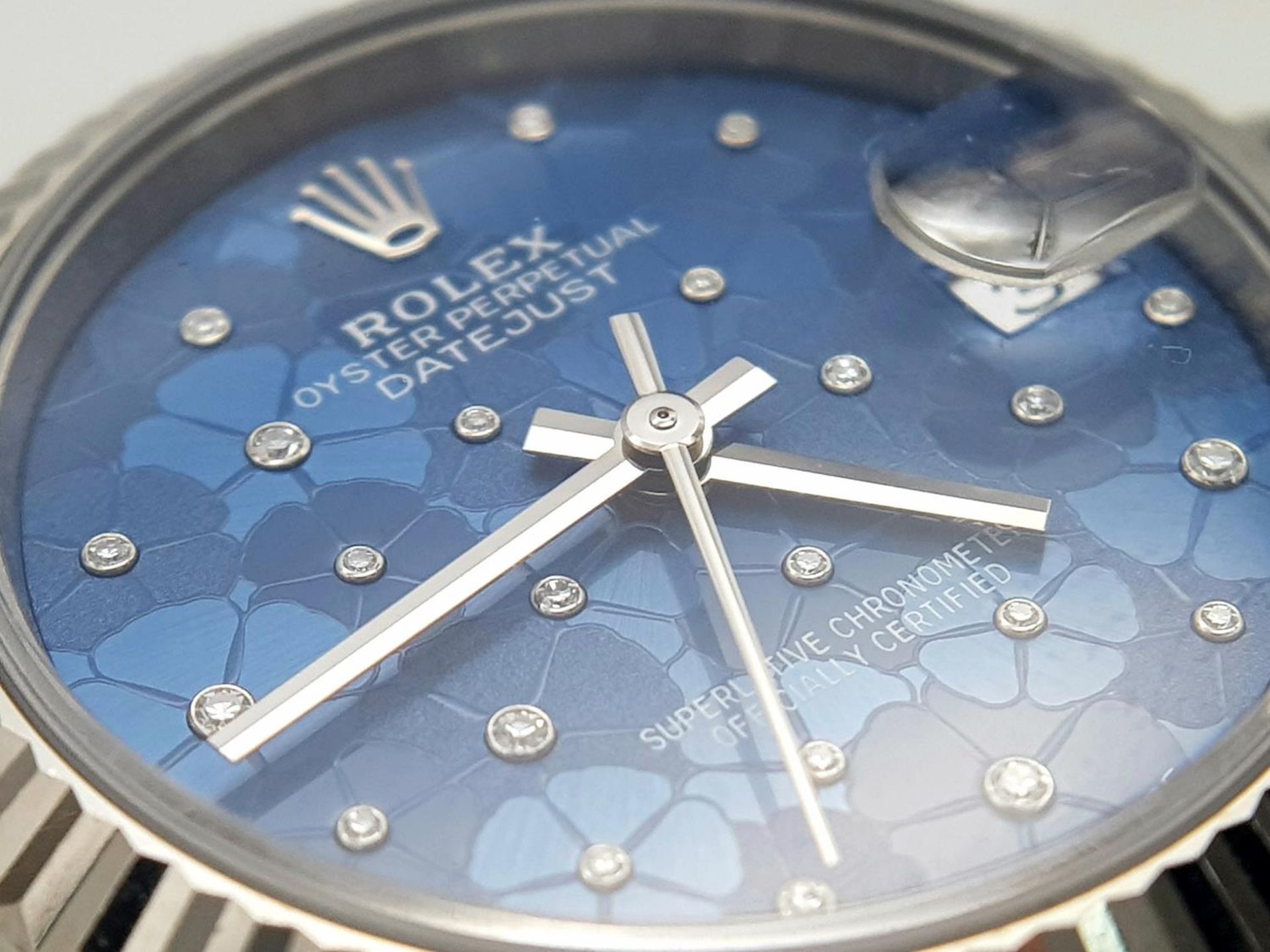 A Beautiful Rolex Datejust Blue Floral Motif (with diamonds) Ladies Watch. Stainless steel - Image 4 of 10