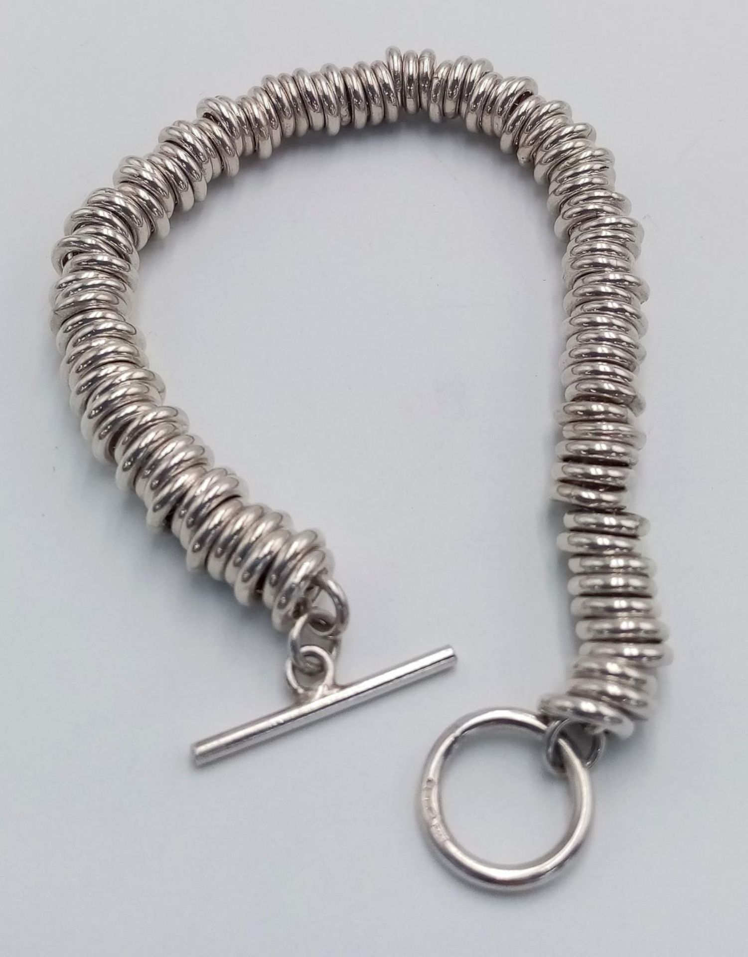 A STERLING SILVER RING LINKED BRACELET WITH T BAR CLASP 51.7G , APPROX 20CM. SC 9082 - Image 2 of 4