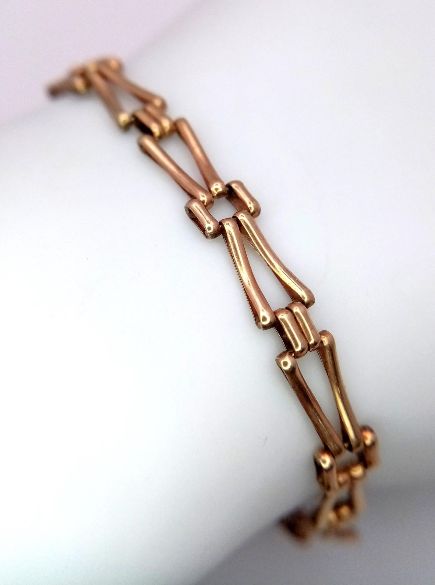 A Vintage 9K Yellow Gold Trillion Link Bracelet. 17cm. 3.7g