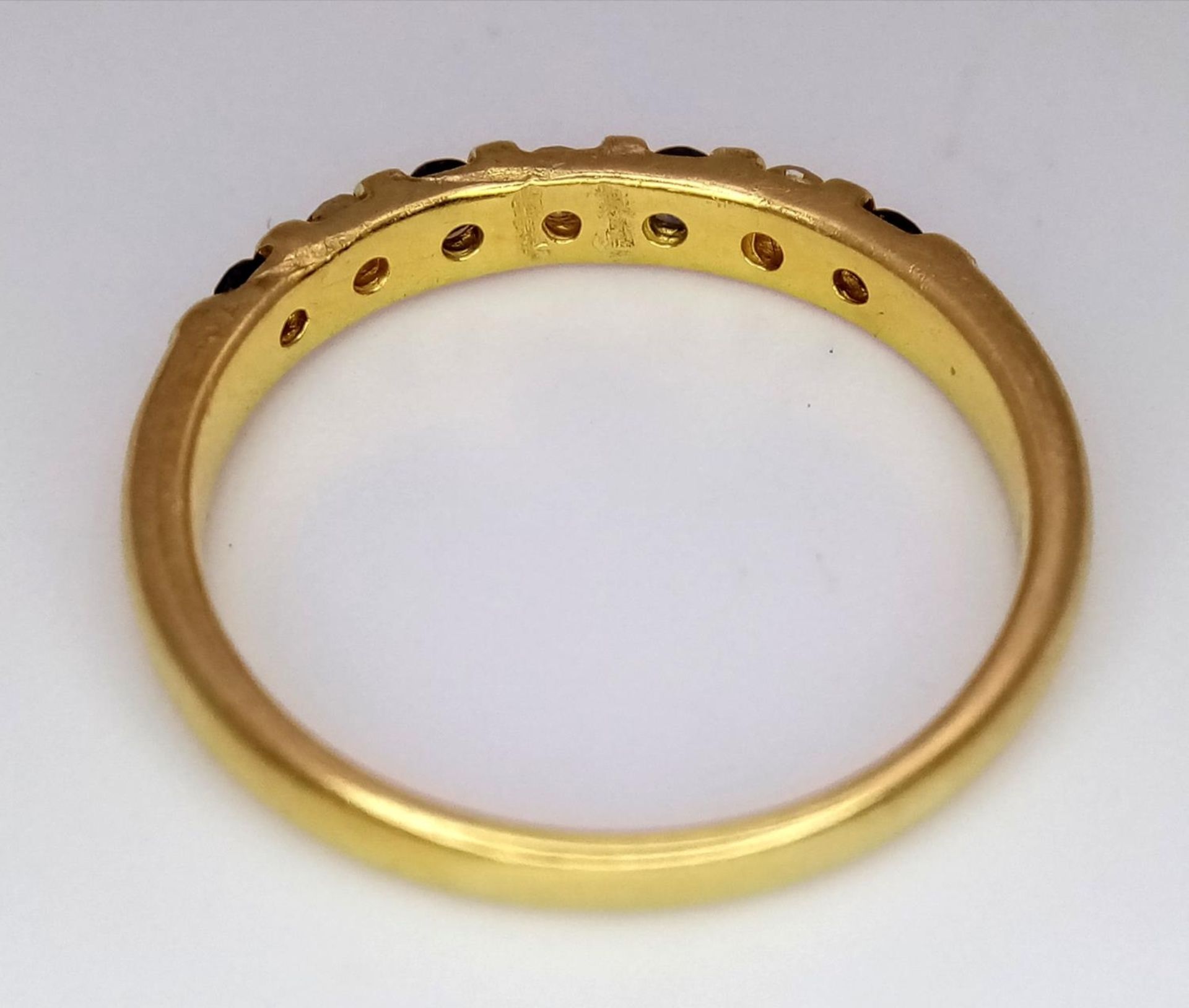 AN 18K YELLOW GOLD DIAMOND & SAPPHIRE BAND RING. 0.15ctw, size M, 2.5g total weight. Ref: SC 9048 - Image 4 of 4