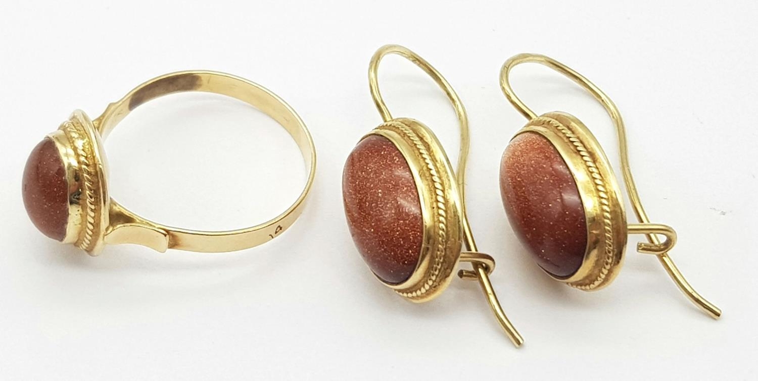 A 9 K yellow gold set of ring and earrings with "sun" stone cabochons. Ring size: P, weight: 9.2 g. - Image 4 of 5