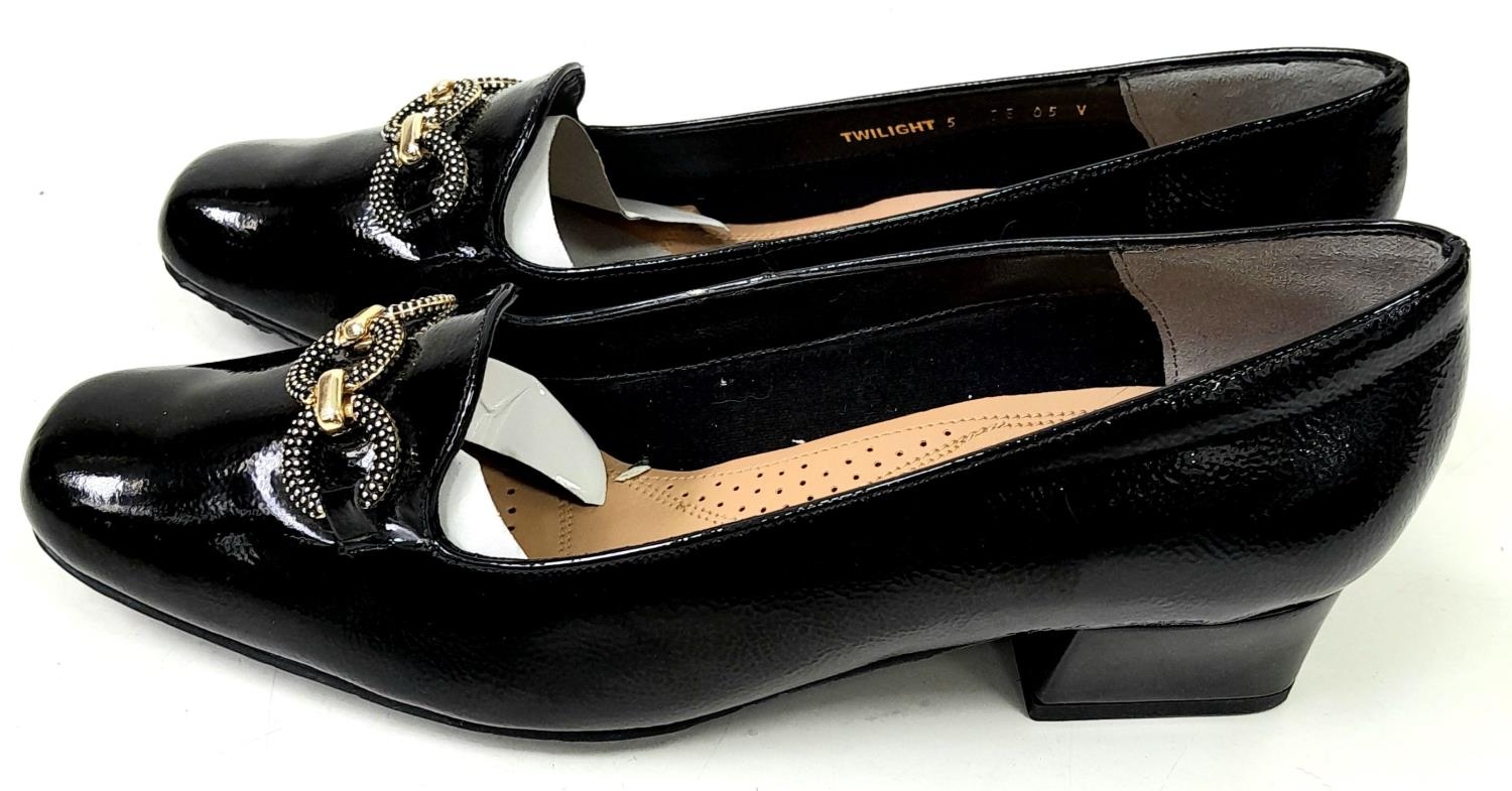 An Unused pair of "Twilight" lacquered ladies shoes by Van Dal, Size 5 ,1.5" heel. In box. - Image 4 of 10