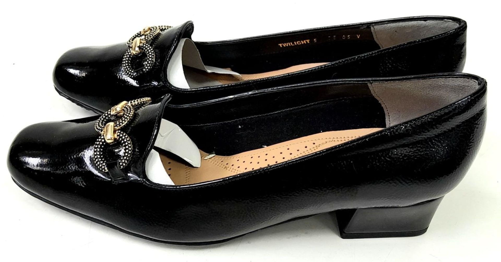 An Unused pair of "Twilight" lacquered ladies shoes by Van Dal, Size 5 ,1.5" heel. In box. - Bild 4 aus 10