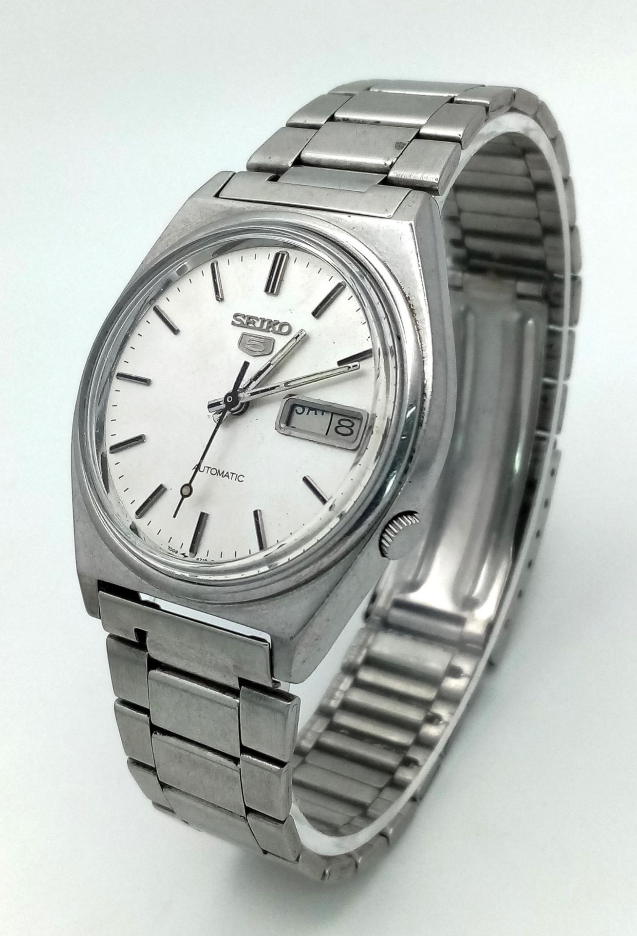 A Vintage Seiko 5 Automatic Gents Watch. Stainless steel bracelet and case - 37mm. Silver tone