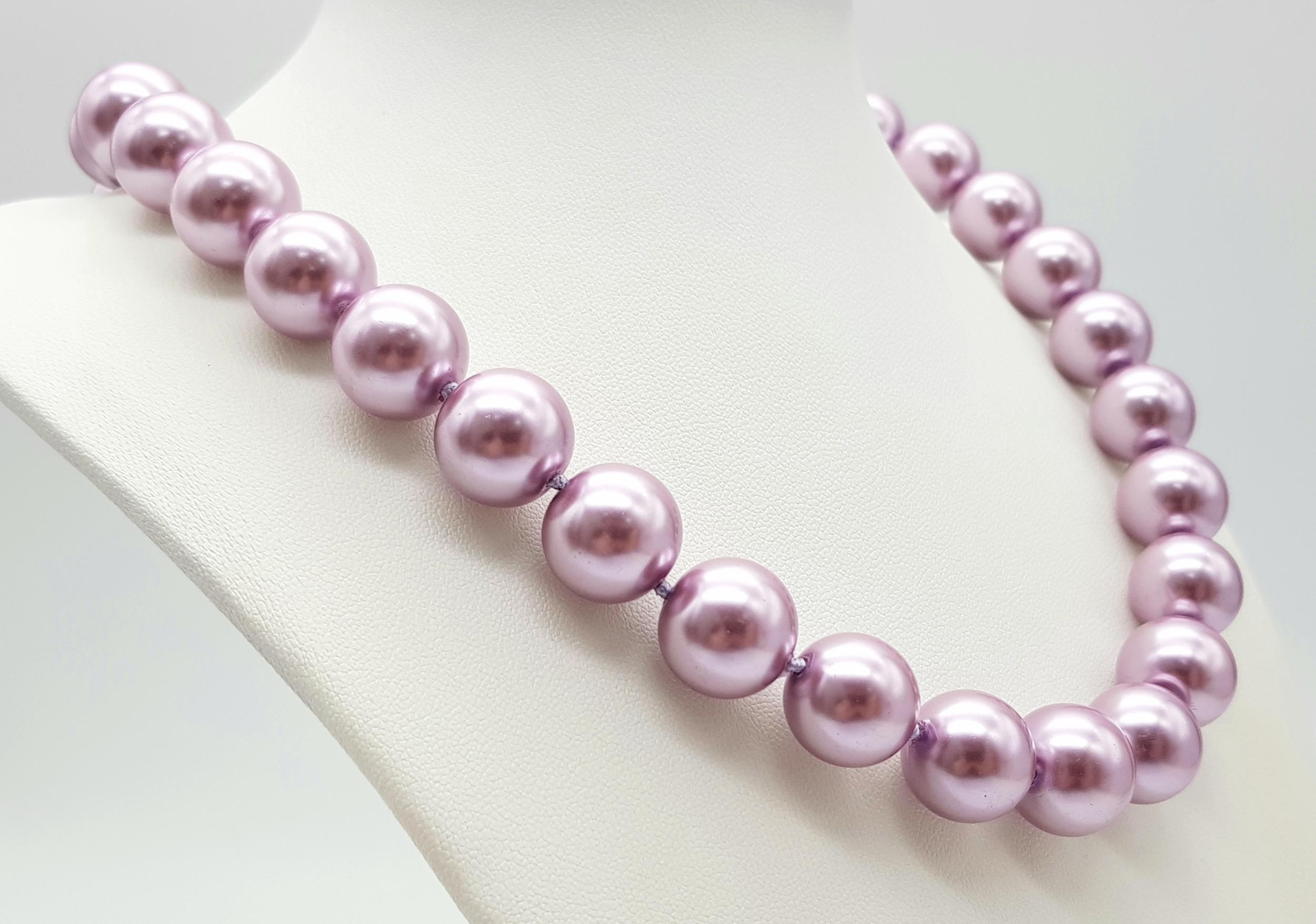 An Exotic Lavender South Sea Pearl Shell Beaded Necklace. 14mm beads. 44cm necklace length - Image 2 of 4