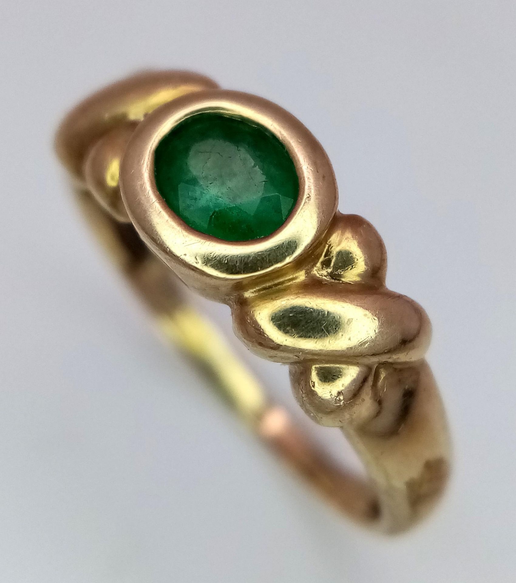A Vintage 9K Yellow Gold and Emerald Ring. Size J. 2g total weight. - Bild 3 aus 6