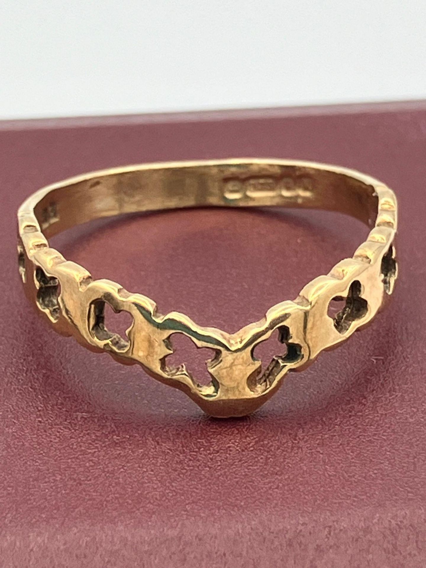 9 carat GOLD WISHBONE RING. Full UK hallmark. Attractive cut out design. Complete with ring box. 1.2 - Image 2 of 2