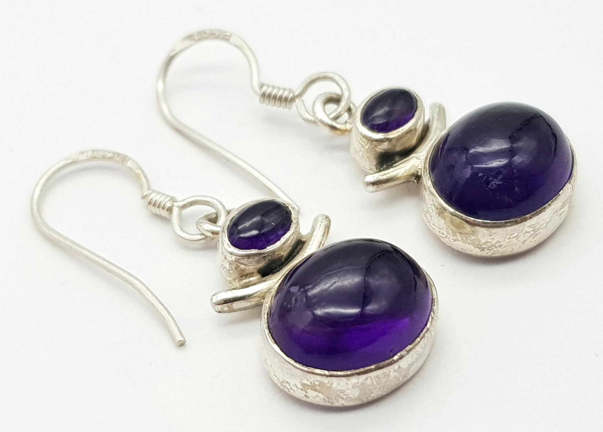 A Pair of Sterling Silver Oval Cut Amethyst Earrings. 3cm Drop. Set with a 1.2cm & 6mm Amethyst - Bild 2 aus 4