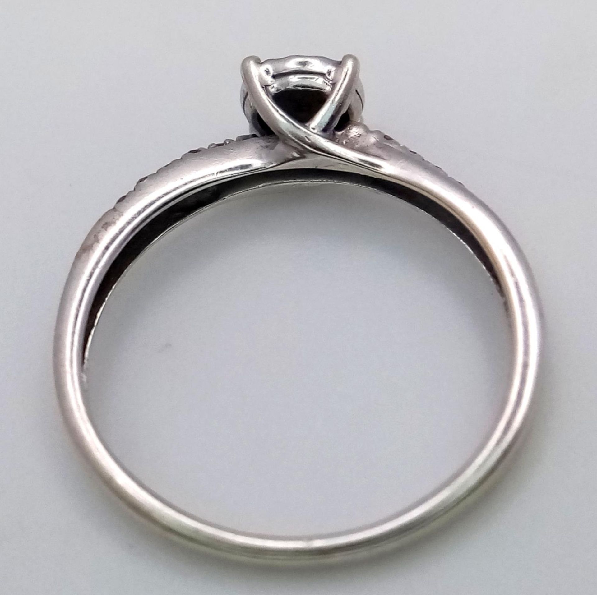 A 9K WHITE GOLD DIAMOND RING. Size K, 1.3g total weight. Ref: SC 9011 - Bild 4 aus 5