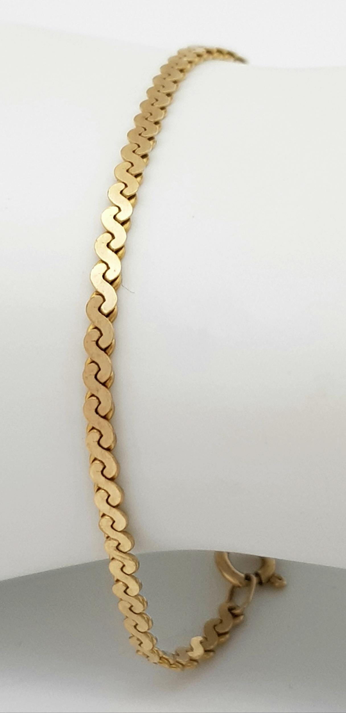 A 9K Yellow Gold Serpentine Link Bracelet. 17cm. 3.9g weight. - Image 2 of 5