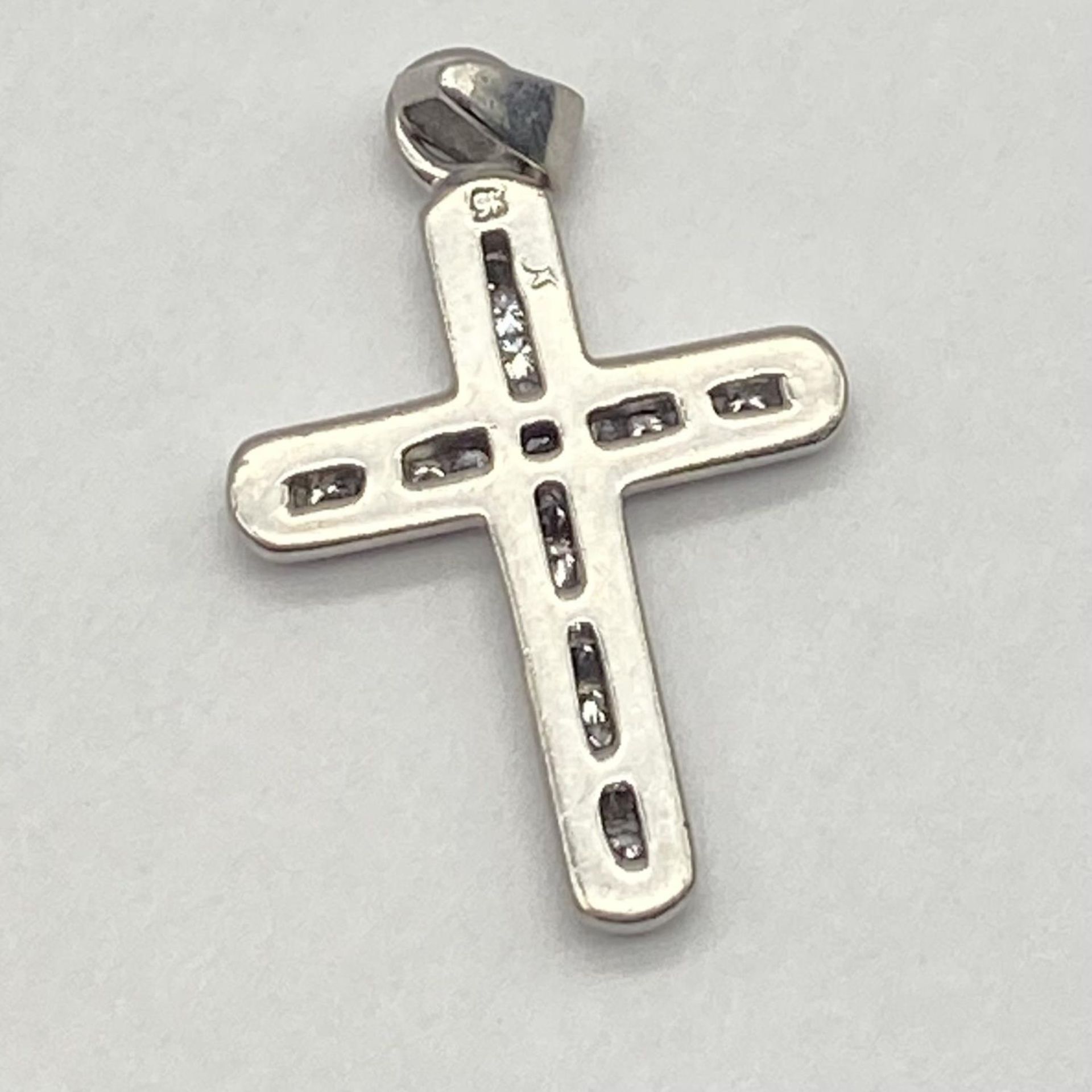 A 9K White Gold Diamond Cross Pendant. 4cm x 2cm. 4.5g total weight. - Bild 2 aus 3