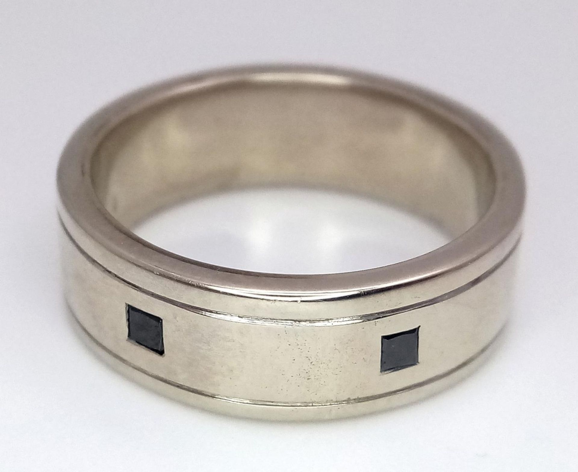 A 9K White Gold Sapphire Eternity Ring. Size S. 9.2g - Bild 4 aus 5
