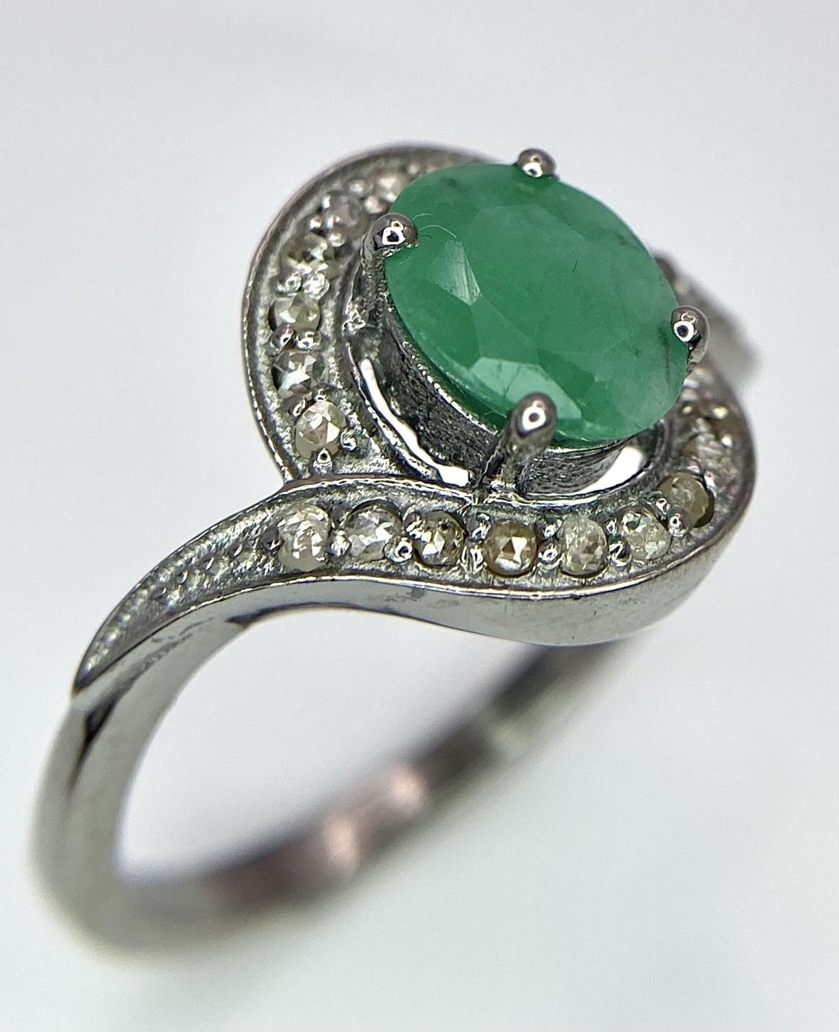 An Emerald Ring with a Rose Cut Diamond Surround. Set in 925 Sterling silver. Emerald - 0.70ct. - Bild 2 aus 7