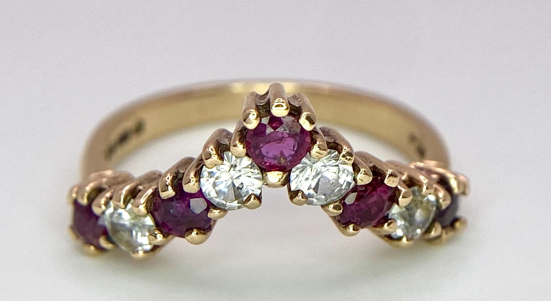 A 9ct Yellow Gold Clear and Red Stone Set Ring, size N, 3.1g weight. ref: SH1469I - Bild 4 aus 7