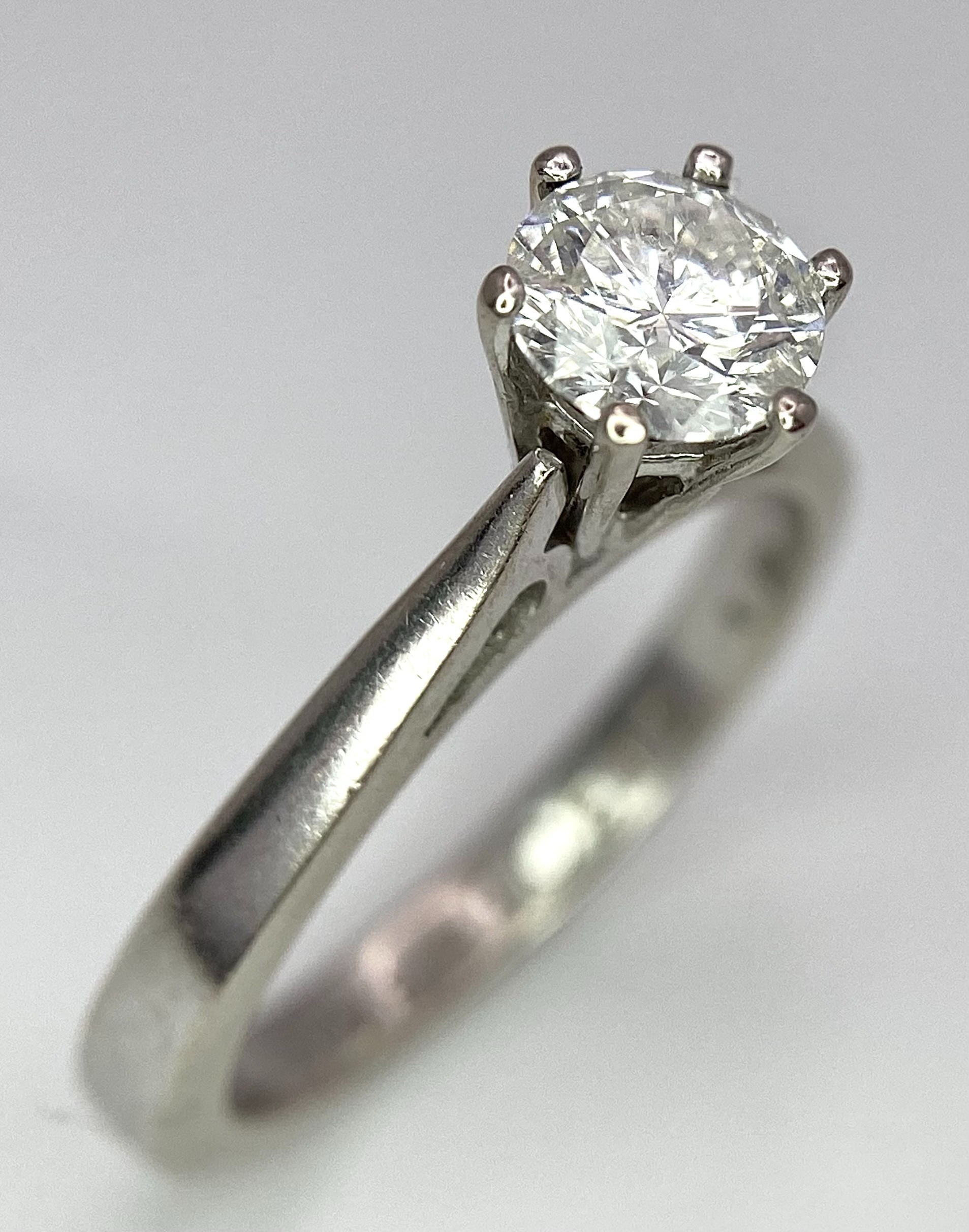 AN 18K WHITE GOLD DIAMOND SOLITAIRE RING - BRILLIANT ROUND CUT 0.70CT. 4.2G. SIZE M - Bild 2 aus 9