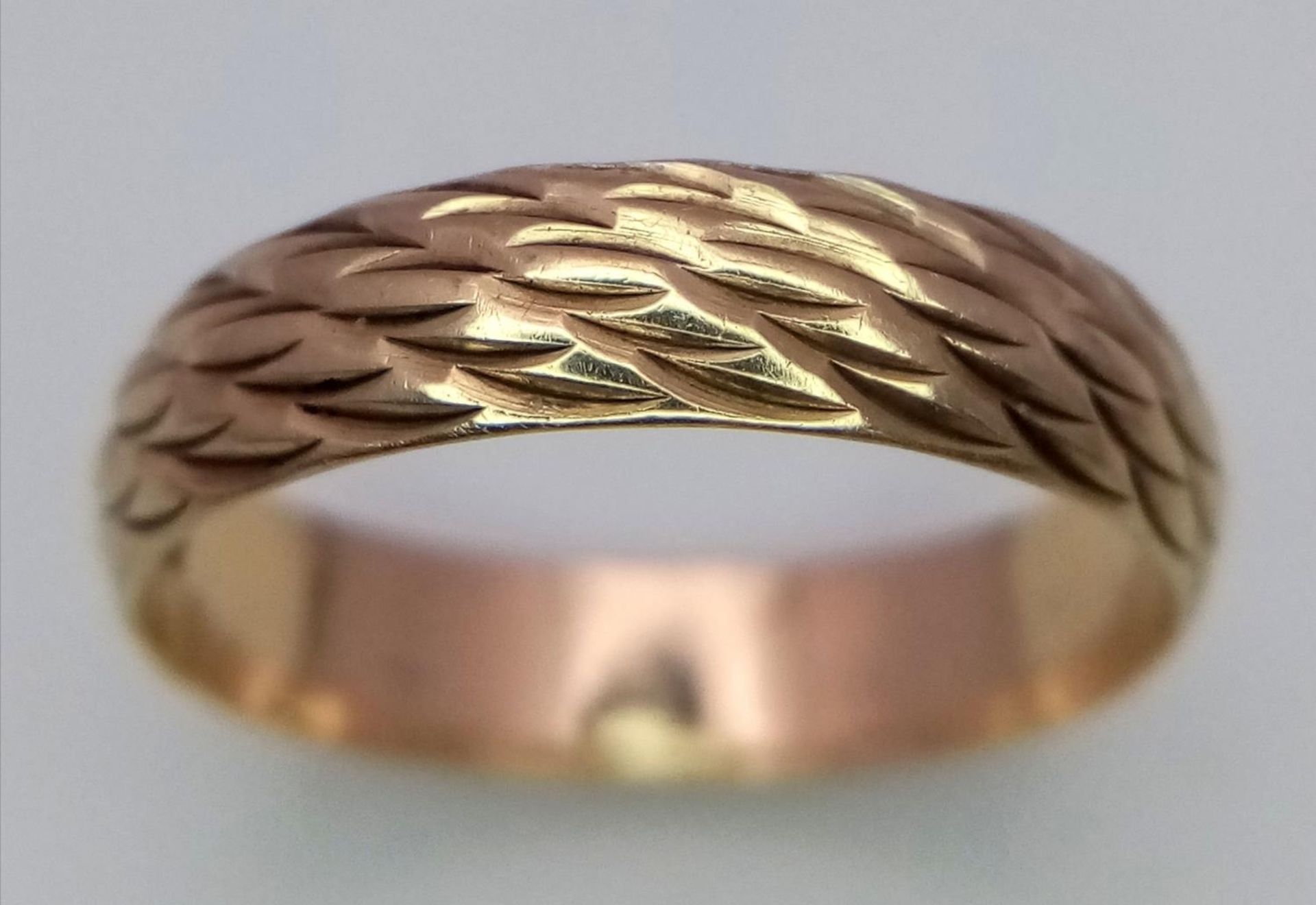 A 9ct Yellow Gold Patterned Band Ring, size M, 2.1g total weight. ref: 1518I - Bild 2 aus 5