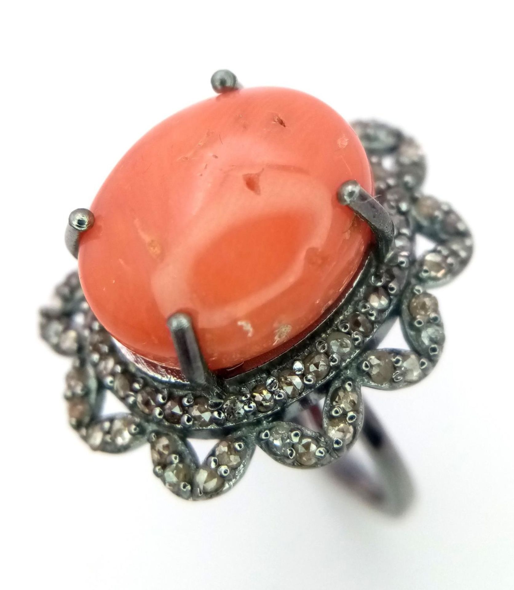 A 6.5ct Coral and Diamond Ring. A coral cabochon with 0.75ctw of Diamond Accents. Size M. Ref: Cd- - Image 3 of 5