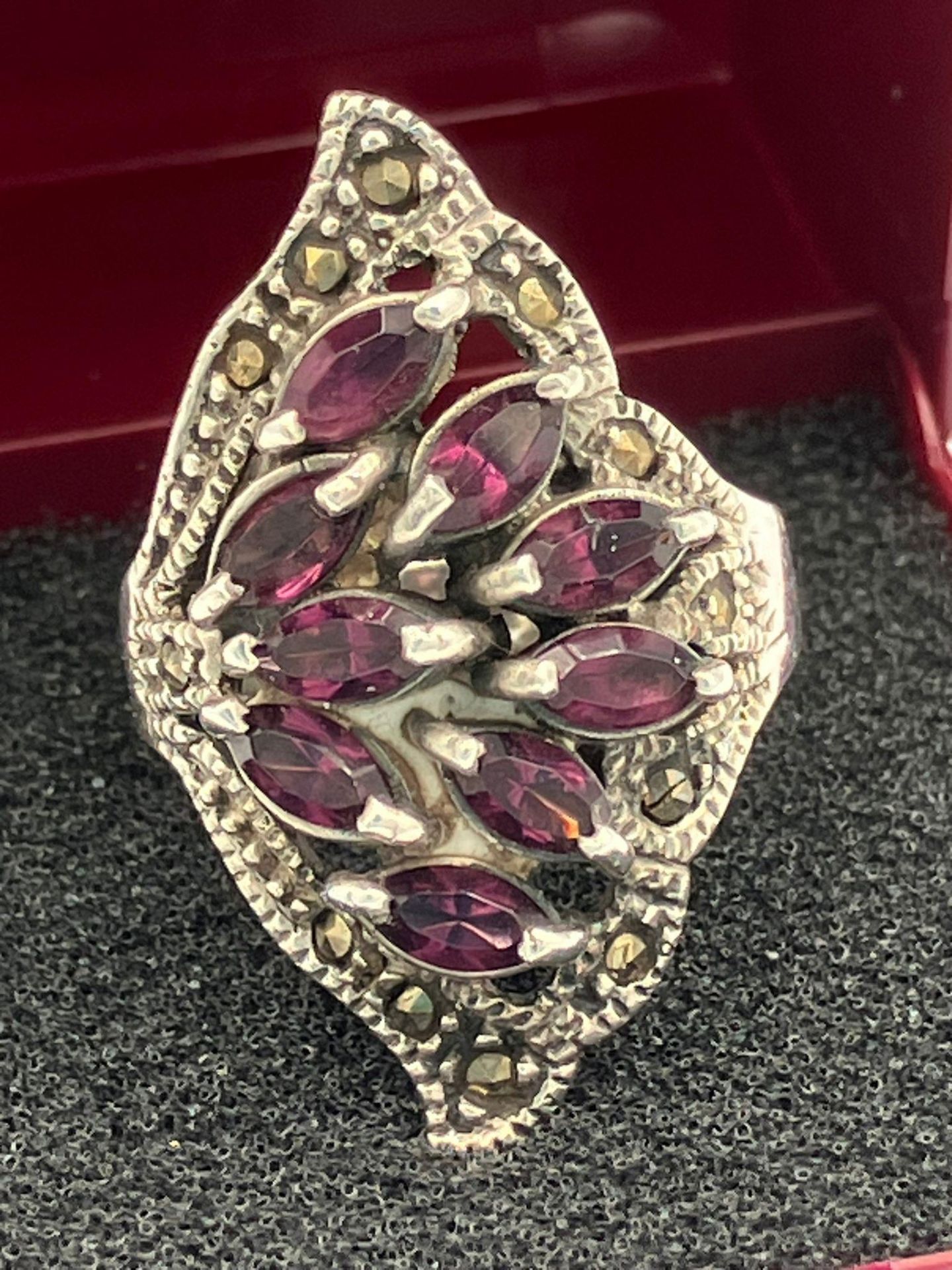 Magnificent vintage SILVER MARCASITE RING, CLUSTER SET WITH POMEGRANATE QUARTZ BAGETTES. Complete - Bild 2 aus 3