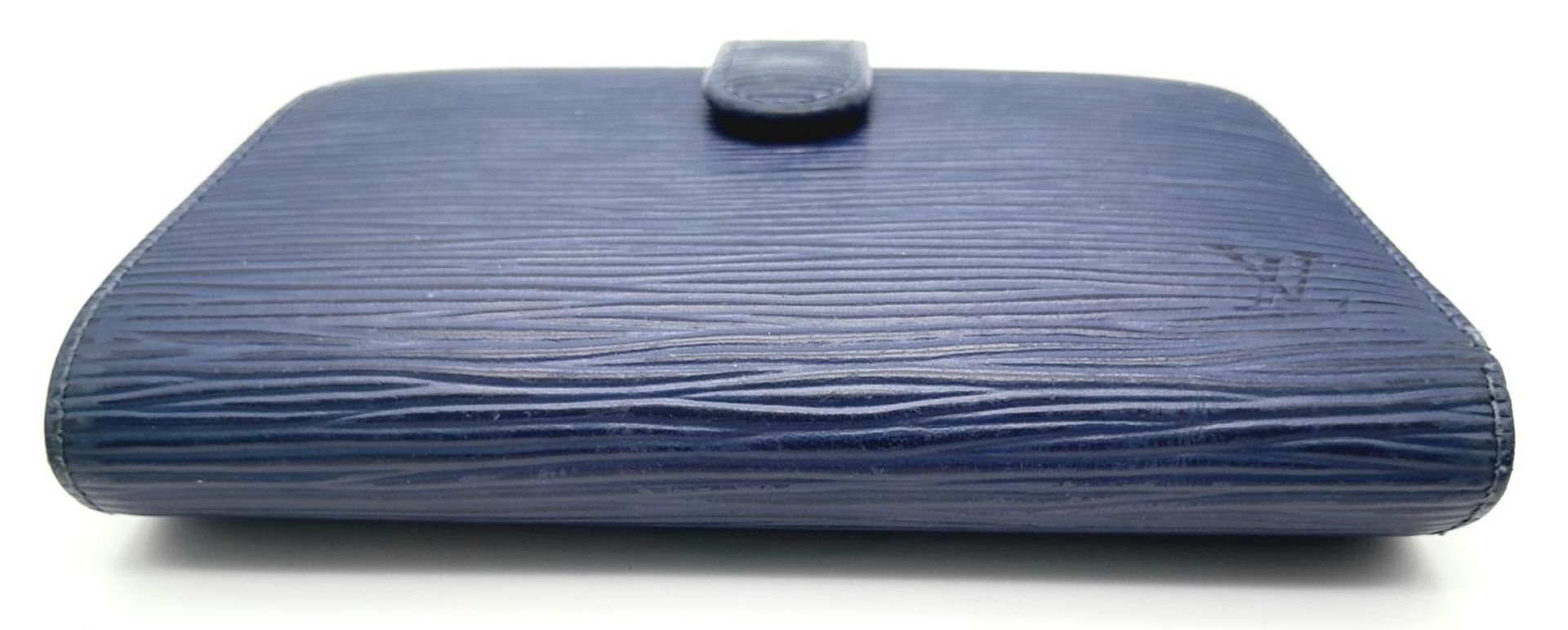 A Vintage Louis Vuitton Blue Bifold Wallet. Epi leather exterior with silver-toned hardware and - Bild 6 aus 17