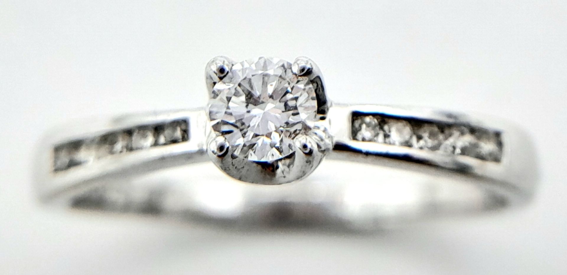 AN 18K WHITE GOLD DIAMOND SOLITAIRE RING - WITH DIAMOND SHOULDERS. 0.25CT. 1.9G. SIZE L - Bild 2 aus 6