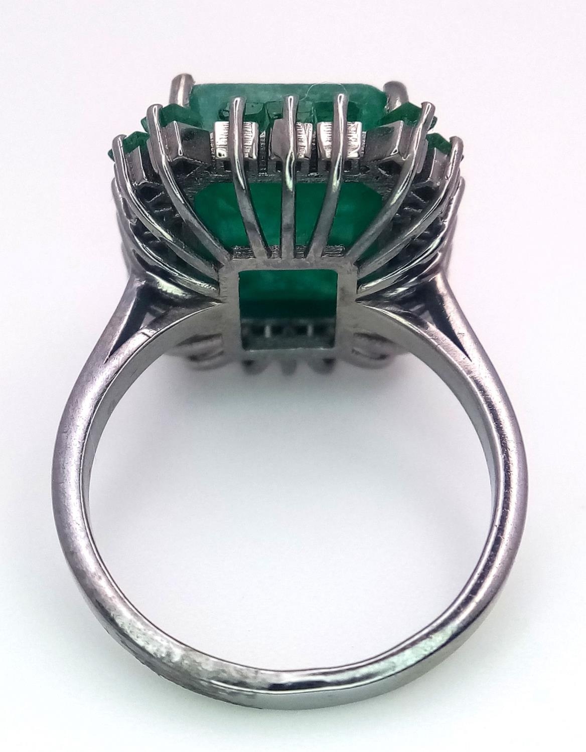 A 6.45ct Emerald Ring with 0.90ctw of Emerald Accents. Set in 925 Silver. Size L. Ref: CD-1331 - Image 5 of 5