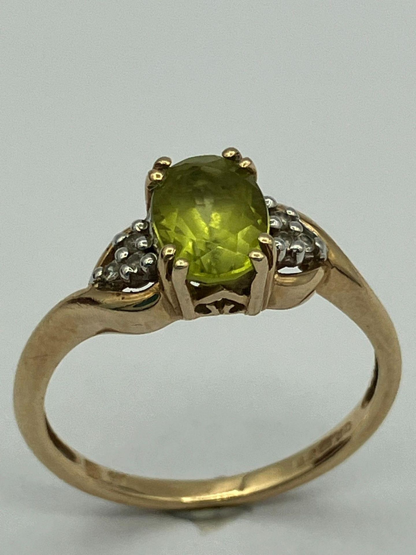 QVC 9 carat GOLD and PERIDOT RING. Full UK hallmark.Complete with ring box.1.6 grams. Size J - J 1/