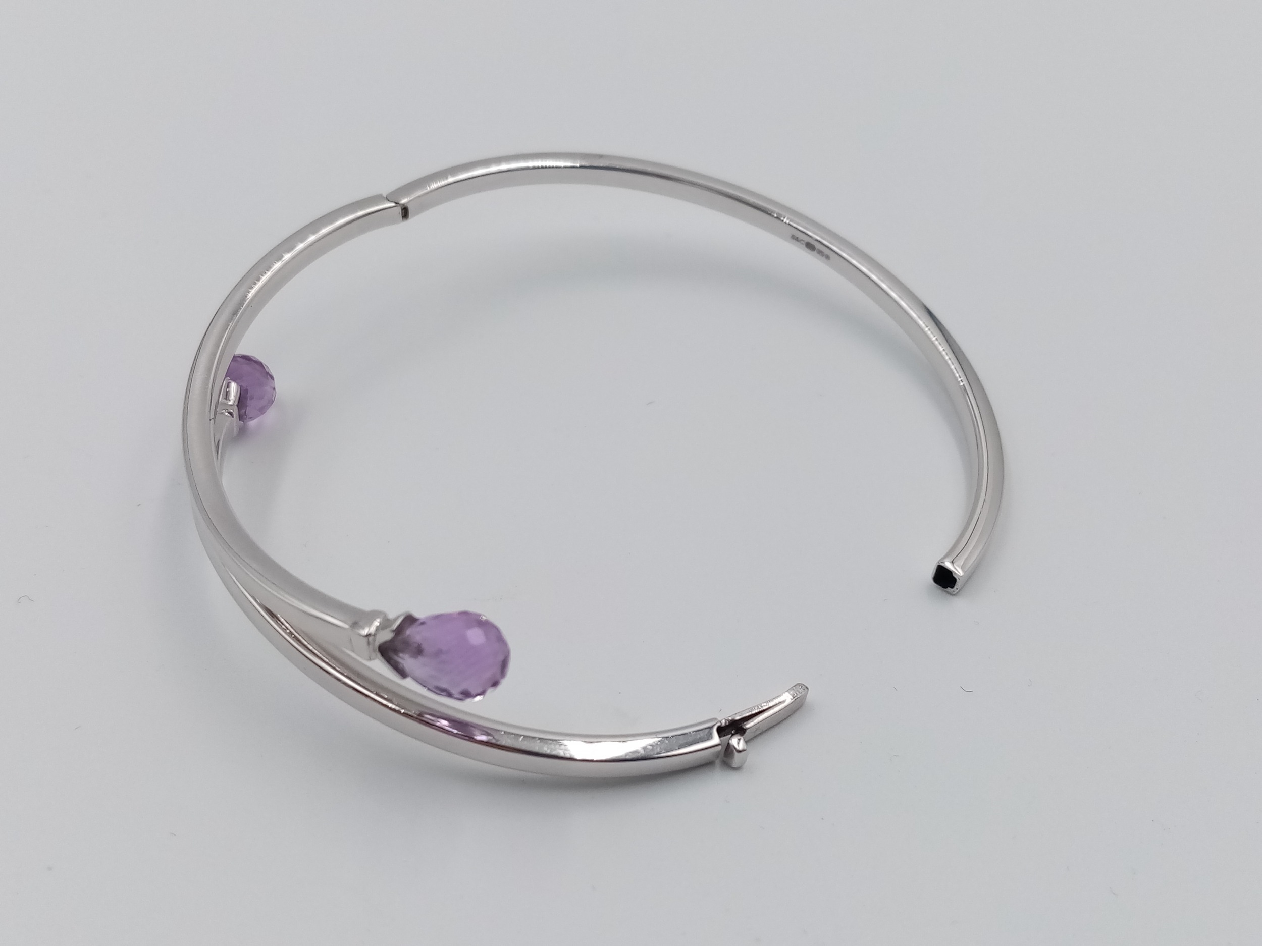 A 9K WHITE GOLD AMETHYST SET BANGLE. 8.1G. - Image 3 of 4