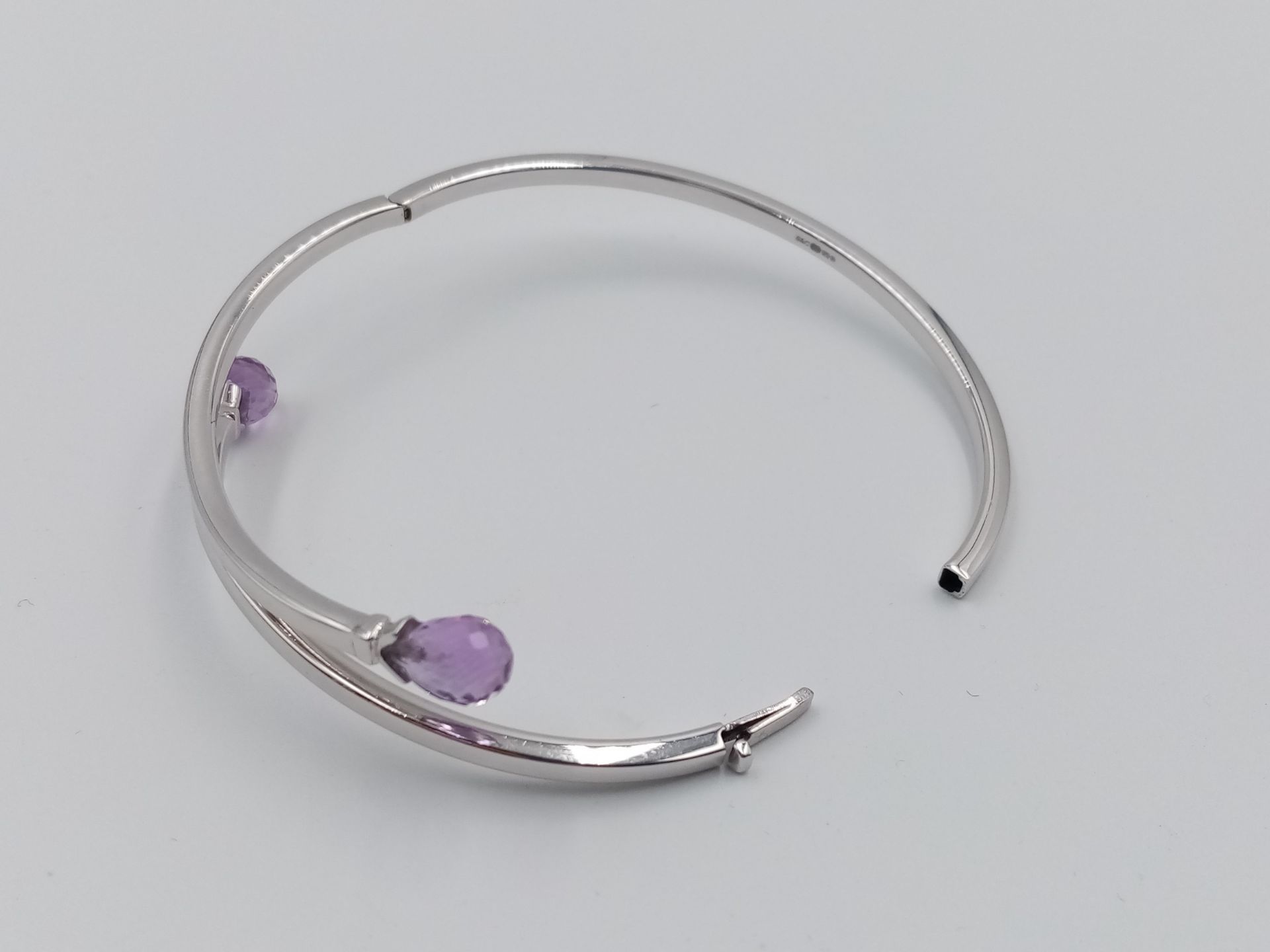 A 9K WHITE GOLD AMETHYST SET BANGLE. 8.1G. - Image 3 of 4