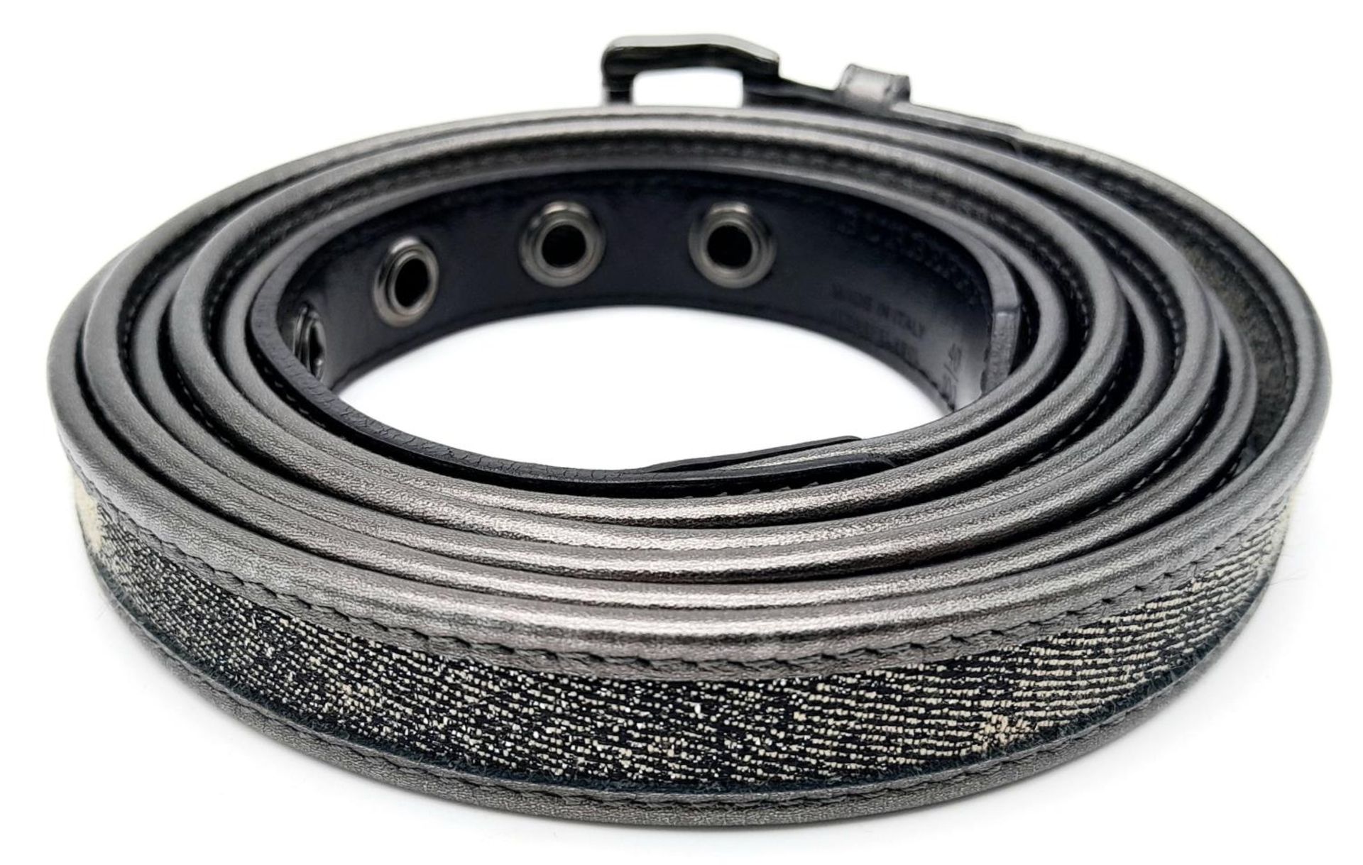 A Burberry Gun Metal Grey Shimmer Double Wrap Belt. Leather and textile with black-toned hardware. - Bild 5 aus 7