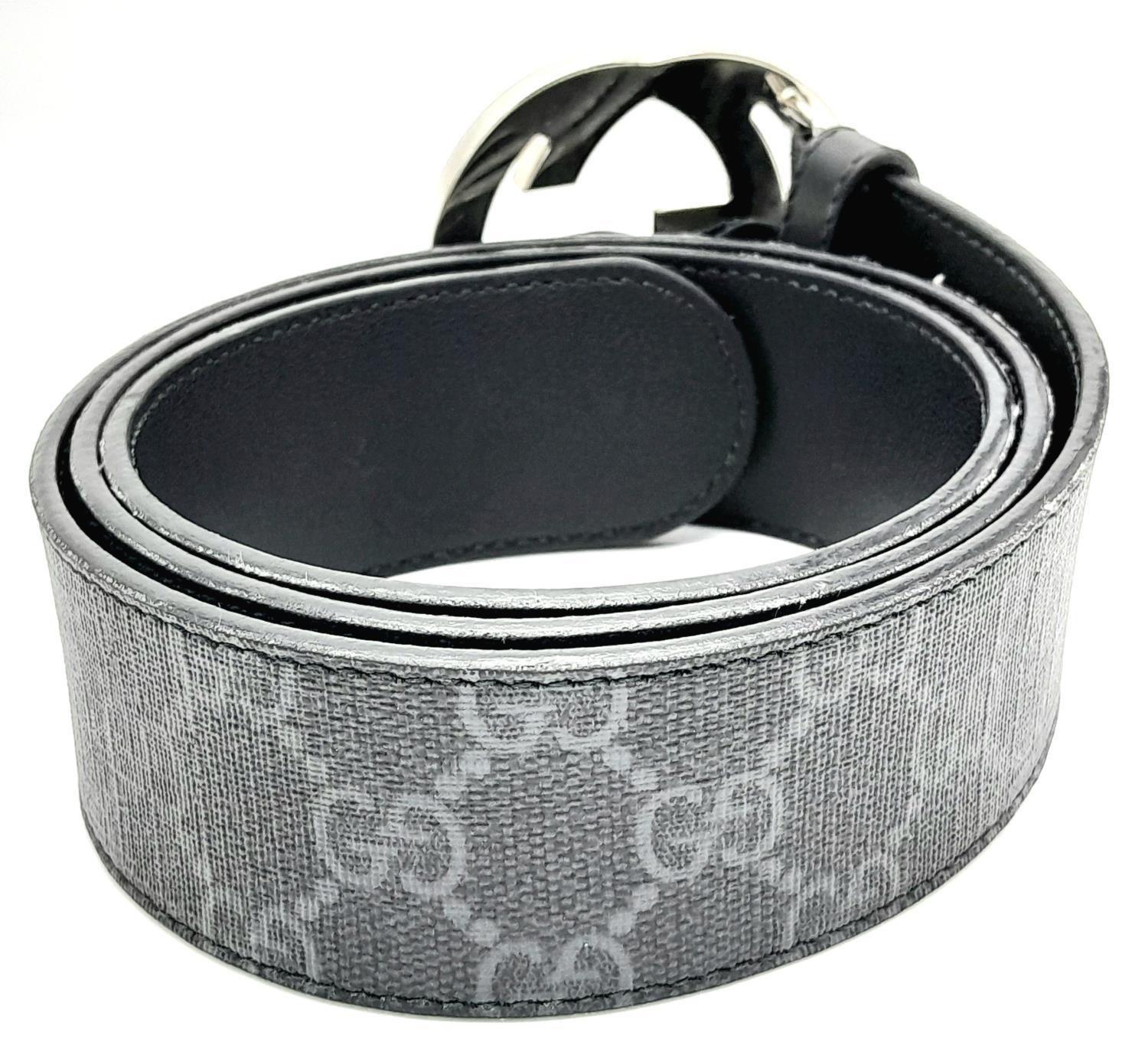 A Gucci Black with Grey Monogram Men's GG Belt. Silver-toned hardware. Approximately 104.5cm length, - Bild 4 aus 7