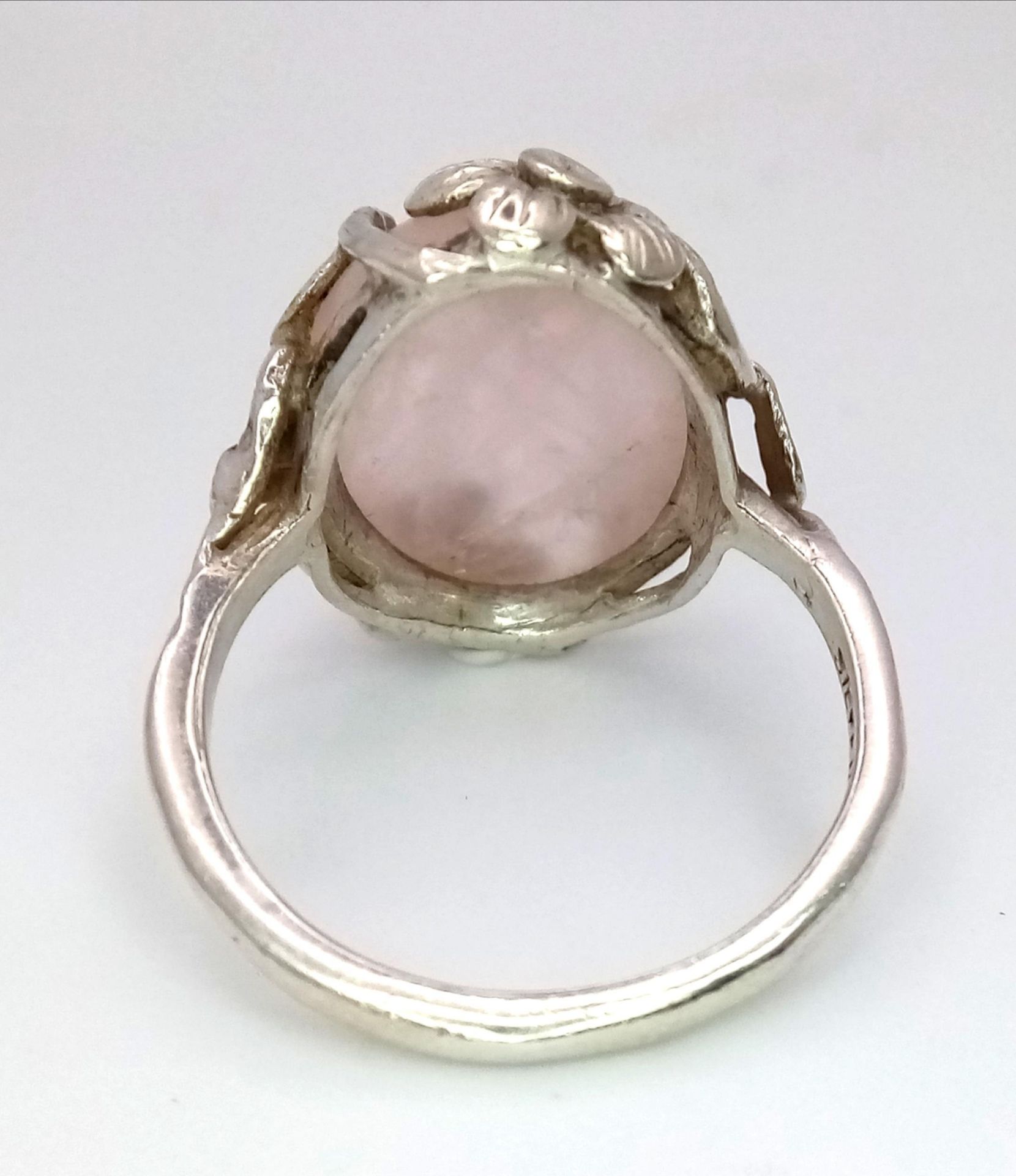 A Vintage, Ornate Flower Design Mounted, Rose Quartz Cabochon Sterling Silver Ring Size R. Set - Image 4 of 5