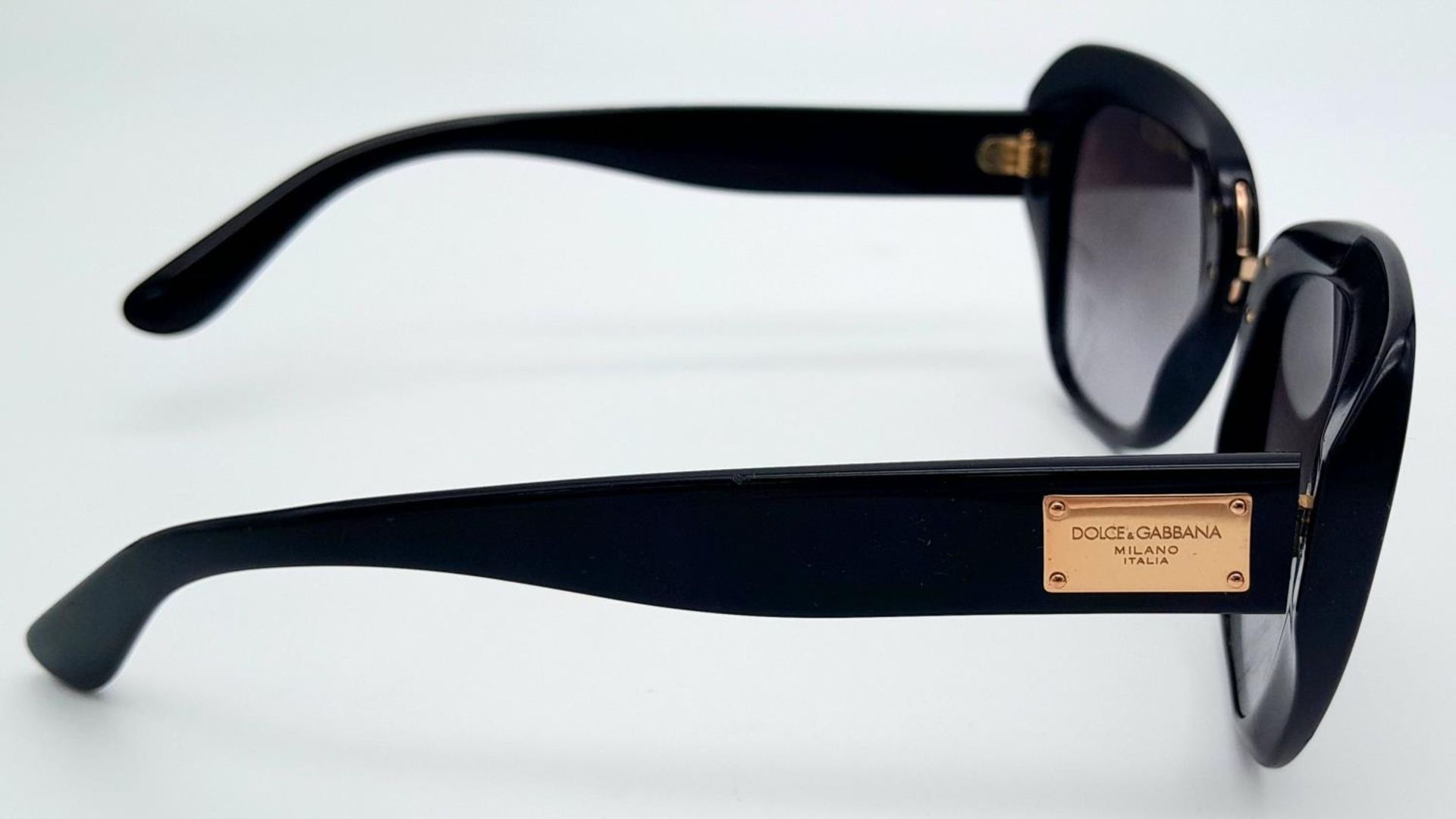 A Pair of Designer Dolce and Gabbana Sunglasses. - Bild 5 aus 7
