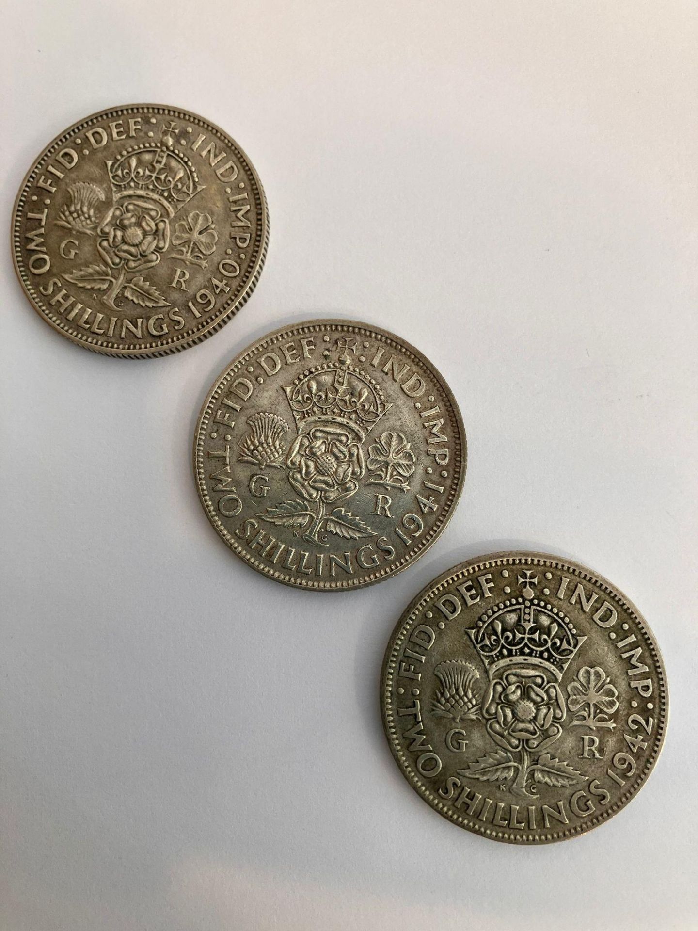 3 x WWII SILVER FLORINS. Consecutive years 1941,1942,1943, all in very fine/extra fine condition. - Bild 2 aus 2