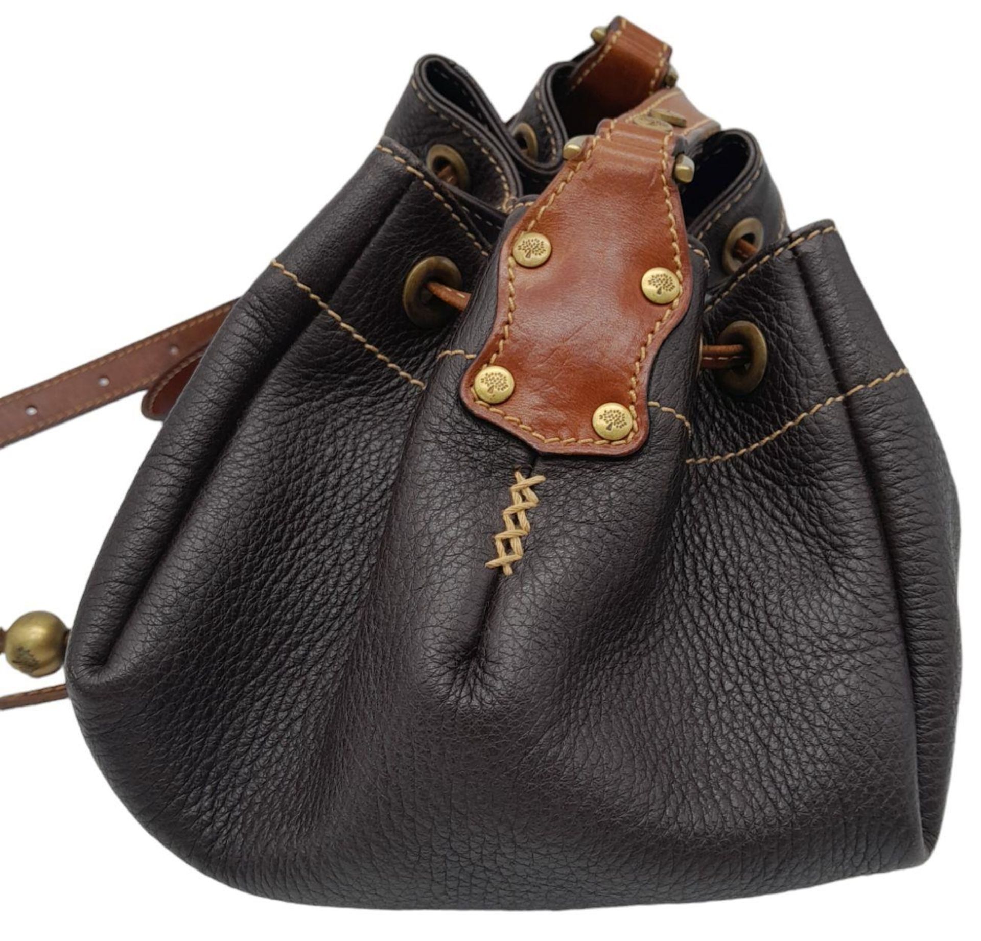 A Mulberry Brown Drawstring Bag. Leather exterior with gold-toned hardware, adjustable strap and - Bild 2 aus 9