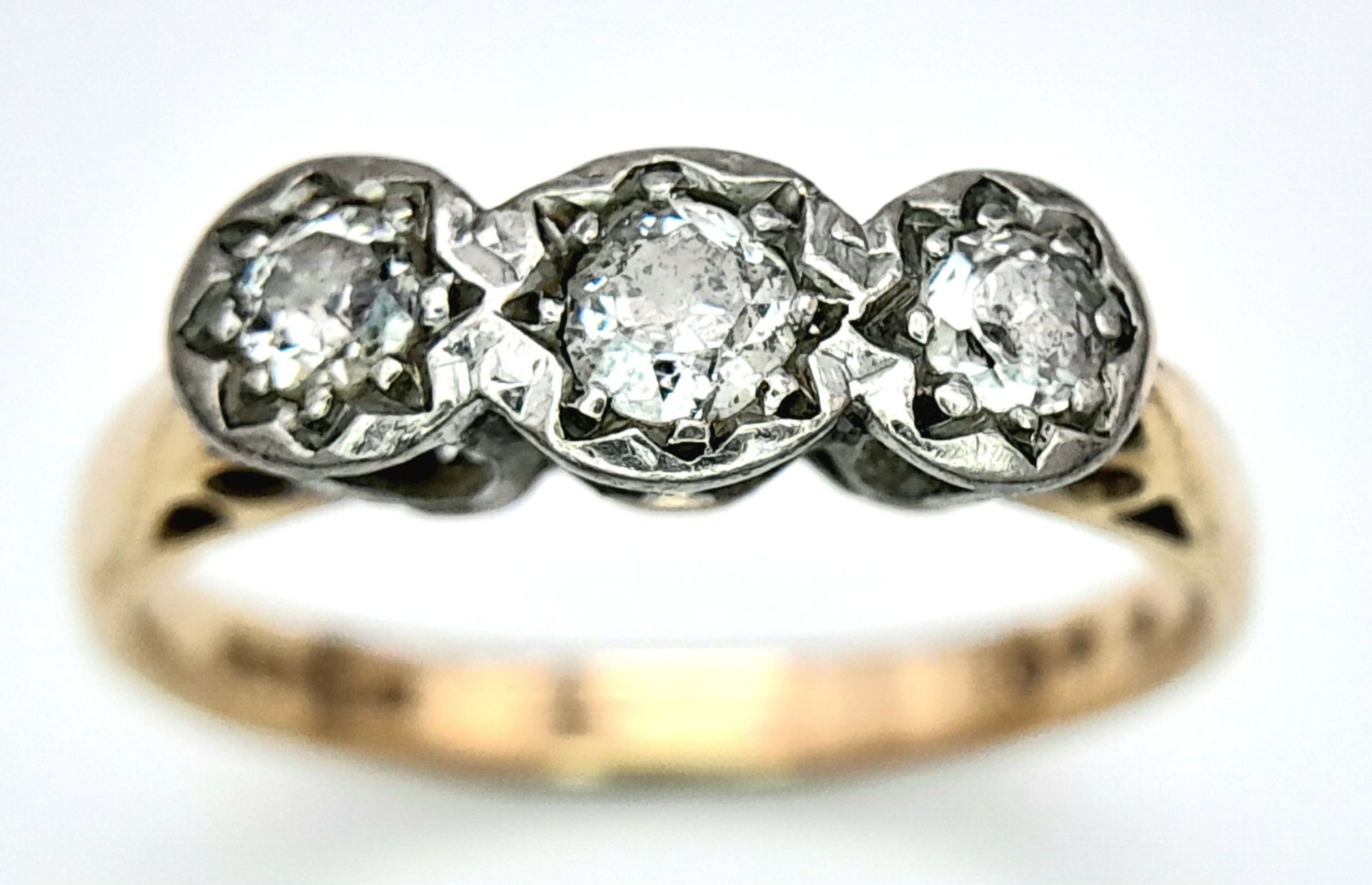 A 9K YELLOW GOLD VINTAGE DIAMOND 3 STONE RING. 0.30CT. 3.1G. SIZE N. - Image 2 of 6