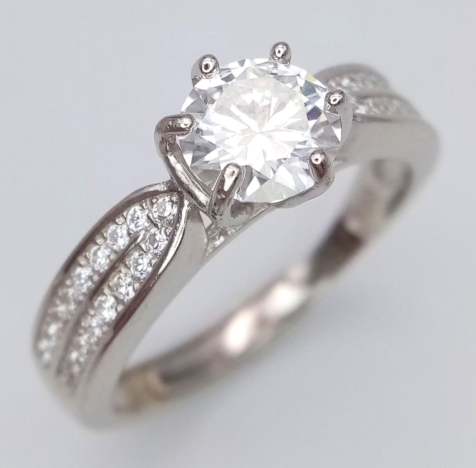 A 1ct Moissanite 925 Silver Ring. Size O. Comes with a GRA certificate. - Bild 2 aus 5