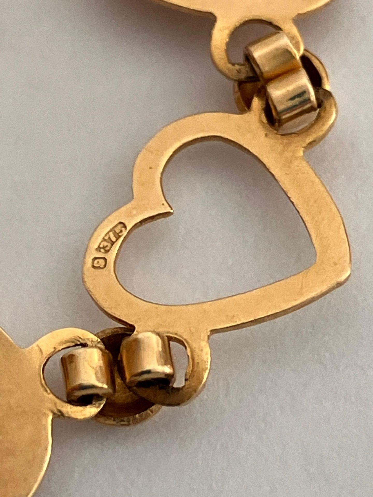 Extremely pretty 9 carat GOLD HEART BRACELET. Complete with gold safety chain. 4.6 grams. 19 cm. - Image 2 of 2