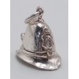 A STERLING SILVER POLICEMANS HAT WHICH OPENS TO REVEAL HANDCUFFS 2.9G , approx 17mm x 16mm. SC 9091