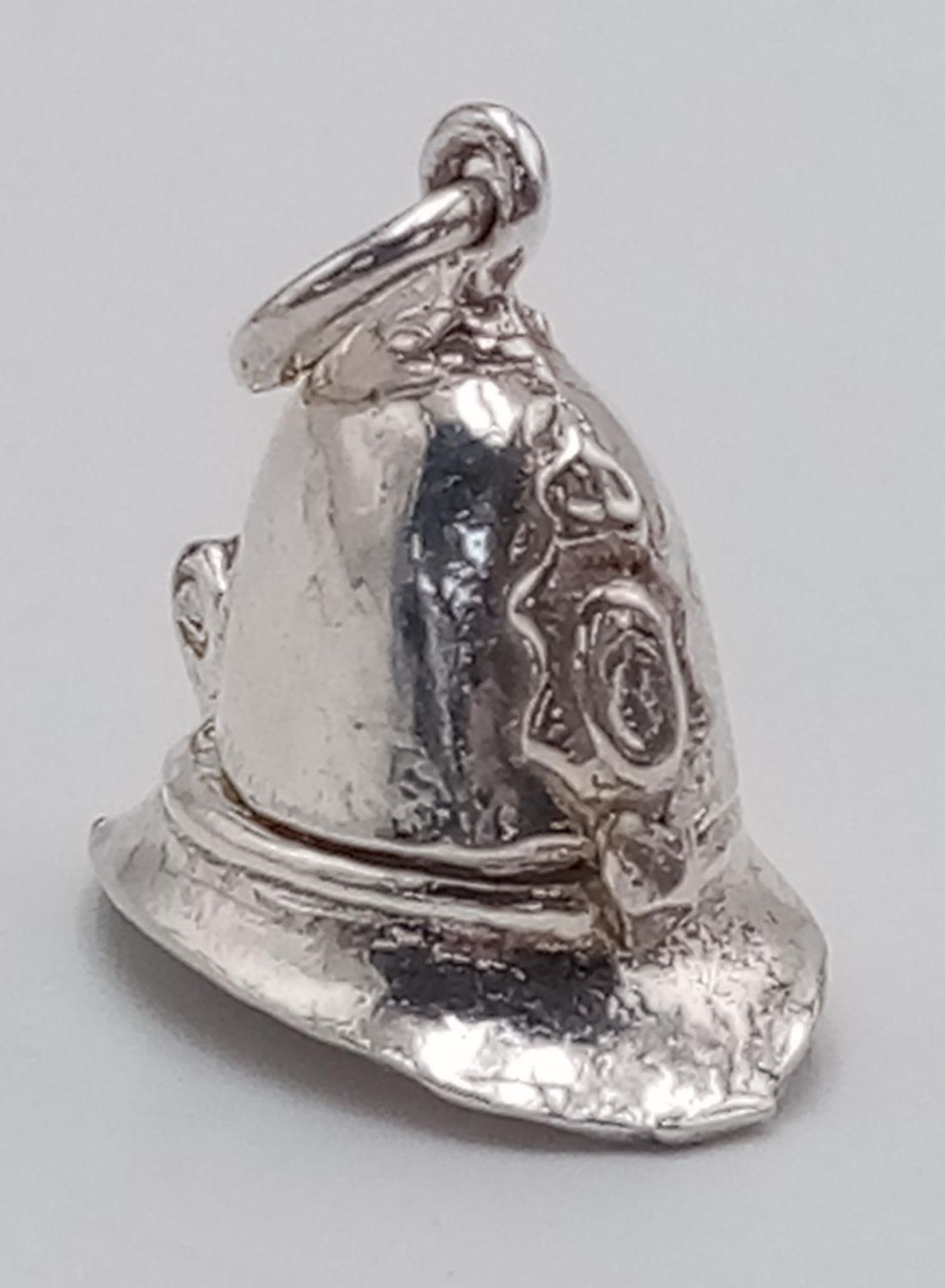 A STERLING SILVER POLICEMANS HAT WHICH OPENS TO REVEAL HANDCUFFS 2.9G , approx 17mm x 16mm. SC 9091